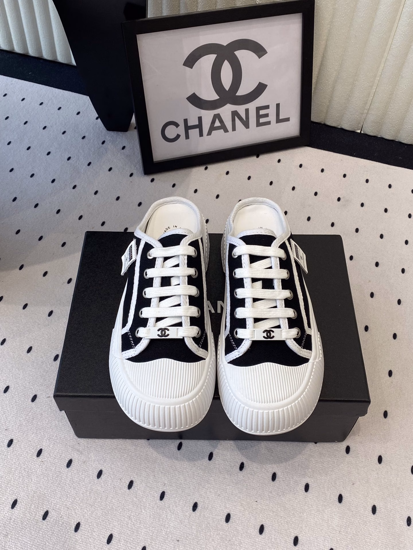 Chanel's new summer canvas shoes are a fusion of retro and fashion. Unique design style. Simple, fashionable and energetic. Imported high-density canvas uppers. Sheepskin insole. Imported rubber mold.
