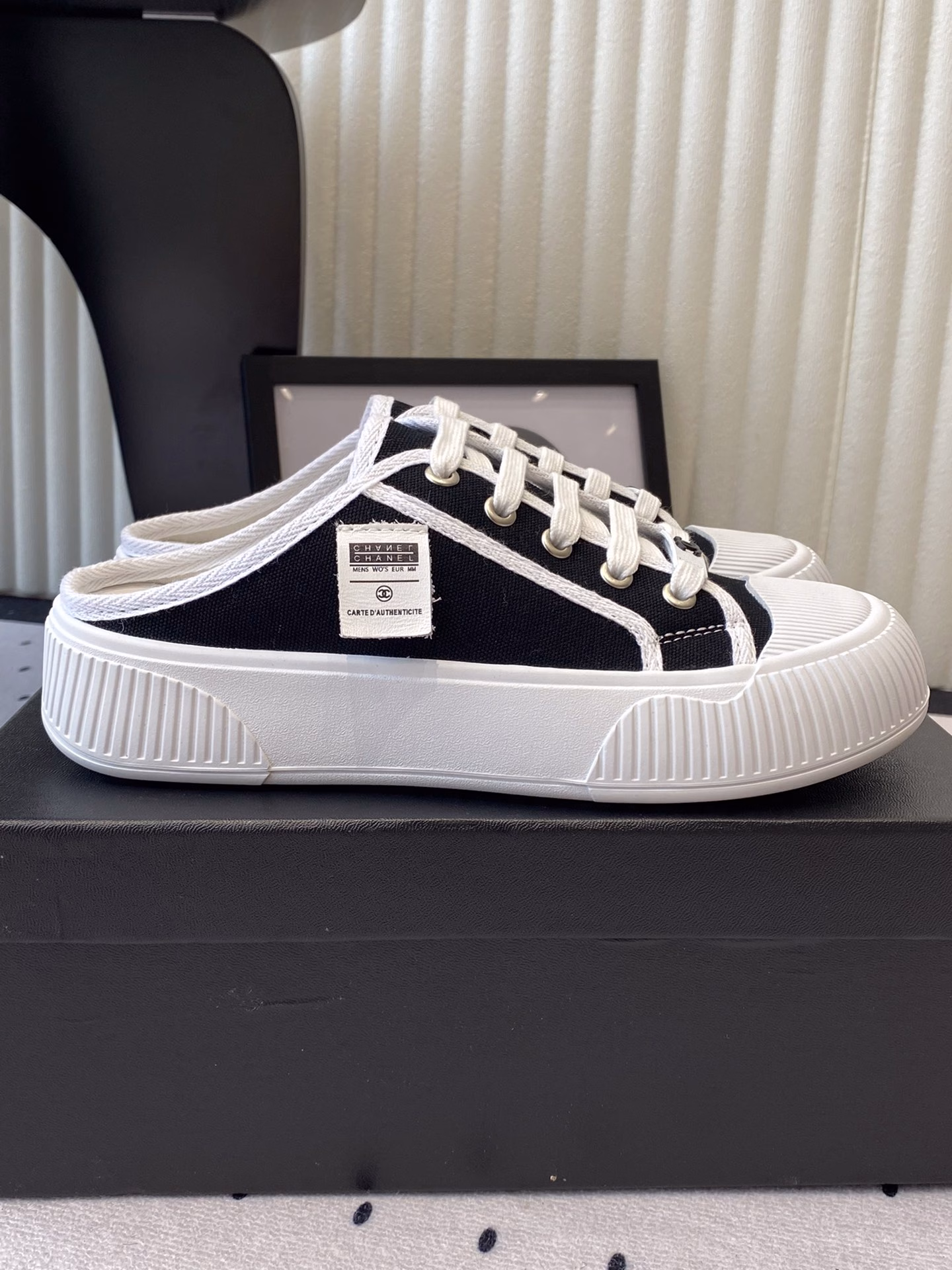Chanel's new summer canvas shoes are a fusion of retro and fashion. Unique design style. Simple, fashionable and energetic. Imported high-density canvas uppers. Sheepskin insole. Imported rubber mold.