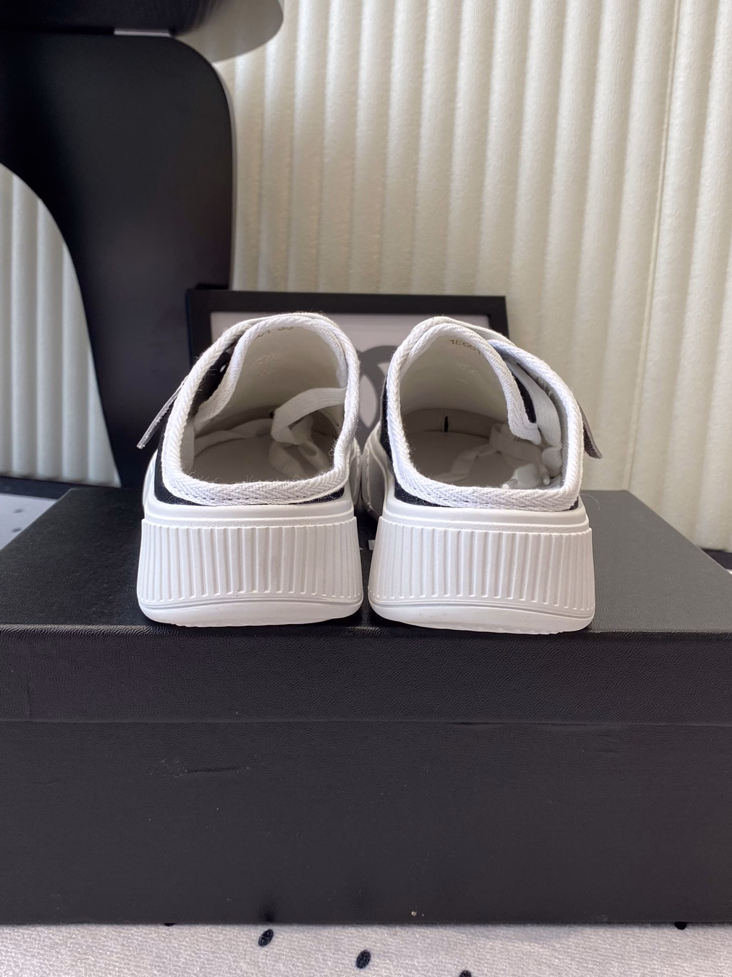 Chanel's new summer canvas shoes are a fusion of retro and fashion. Unique design style. Simple, fashionable and energetic. Imported high-density canvas uppers. Sheepskin insole. Imported rubber mold.
