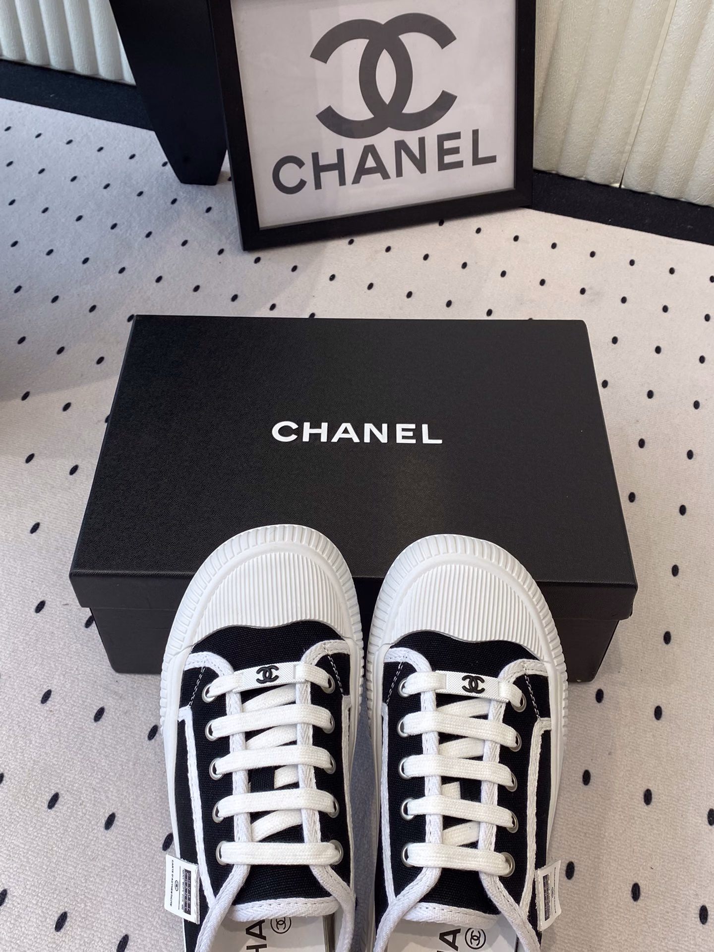 Chanel's new summer canvas shoes are a fusion of retro and fashion. Unique design style. Simple, fashionable and energetic. Imported high-density canvas uppers. Sheepskin insole. Imported rubber mold.