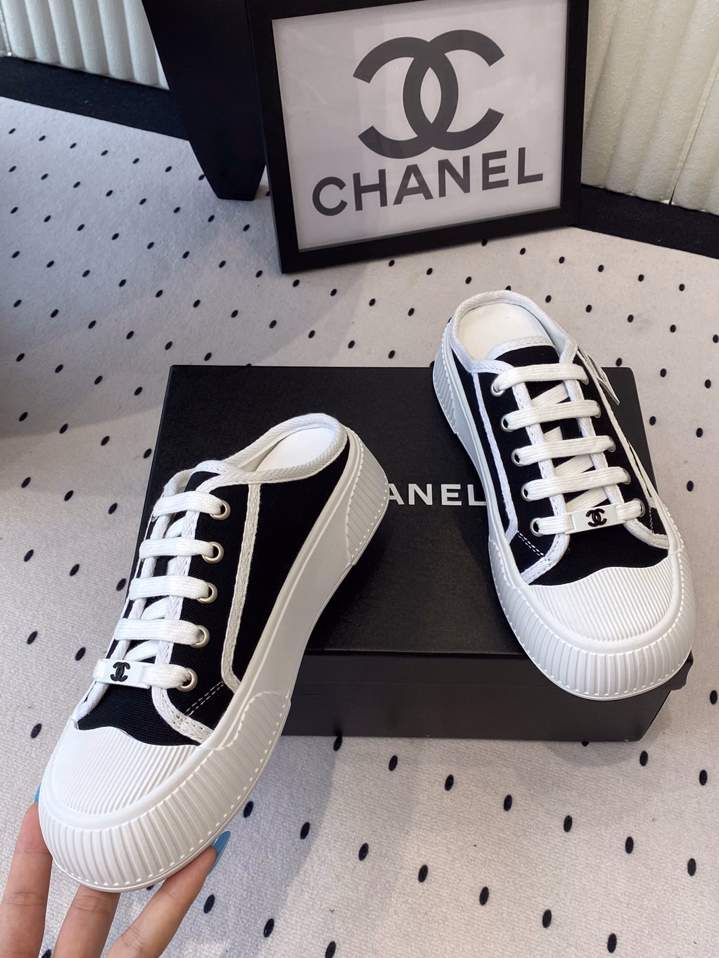 Chanel's new summer canvas shoes are a fusion of retro and fashion. Unique design style. Simple, fashionable and energetic. Imported high-density canvas uppers. Sheepskin insole. Imported rubber mold.