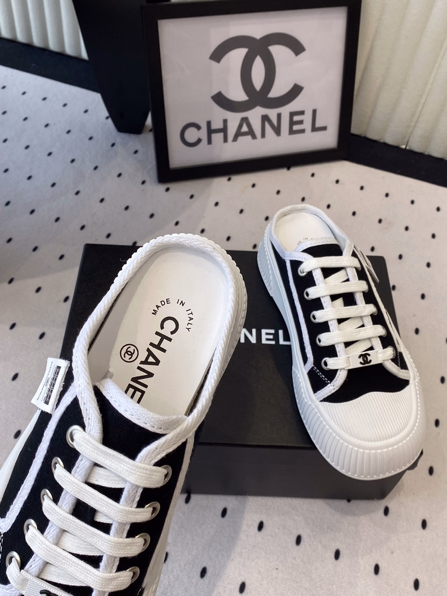 Chanel's new summer canvas shoes are a fusion of retro and fashion. Unique design style. Simple, fashionable and energetic. Imported high-density canvas uppers. Sheepskin insole. Imported rubber mold.