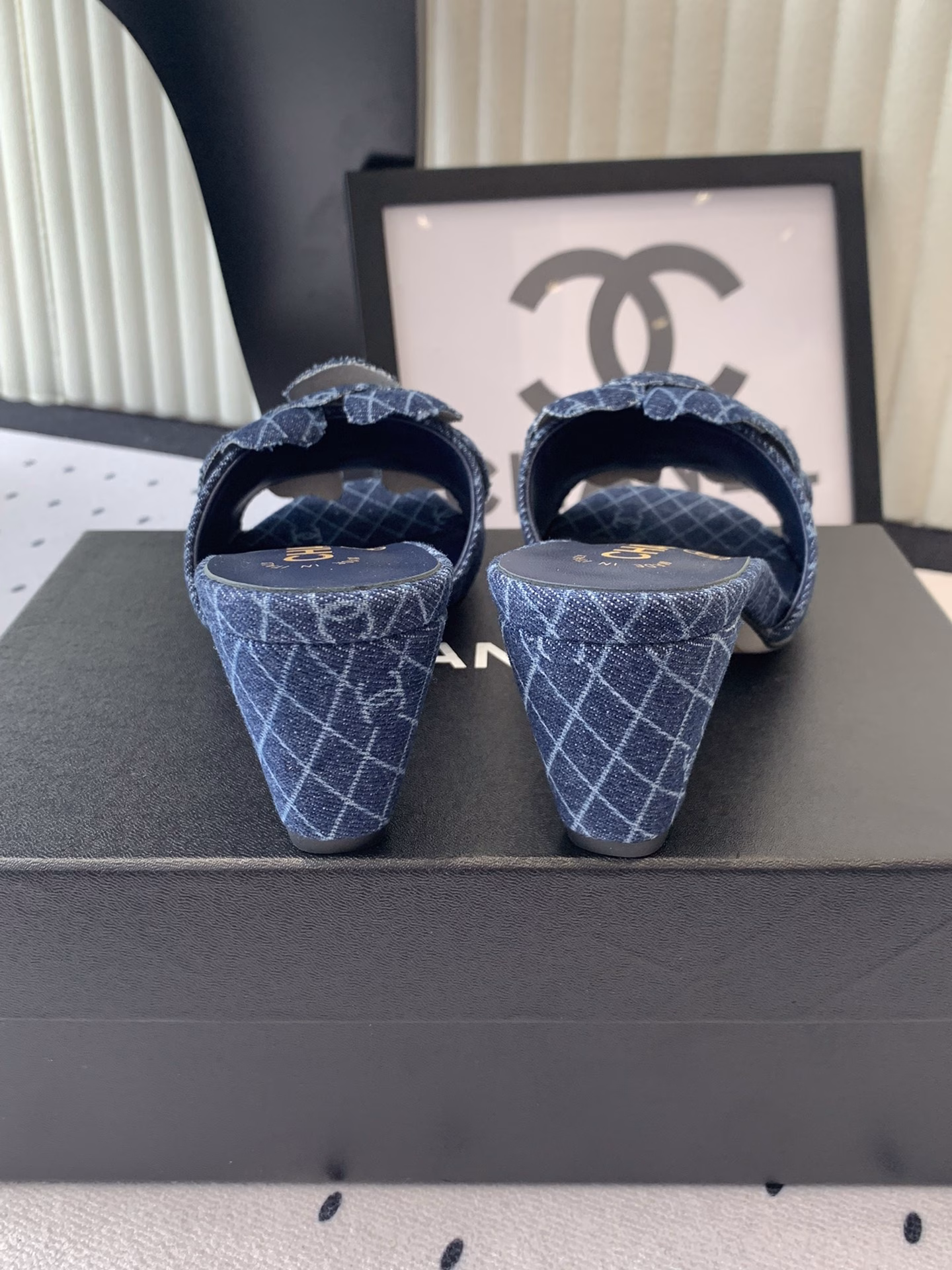 Chanel's new high-heeled sandals, classic and versatile casual design, elegant workplace temperament, comfortable to wear and especially leg-enhancing, imported denim upper, sheepskin insole, Italian leather outsole