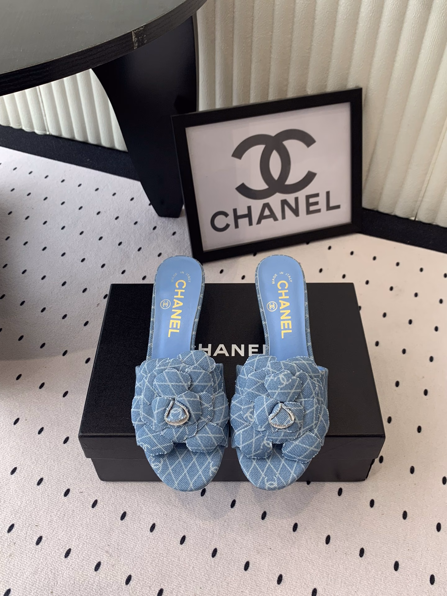 Chanel's new high-heeled sandals, classic and versatile casual design, elegant workplace temperament, comfortable to wear and especially leg-enhancing, imported denim upper, sheepskin insole, Italian leather outsole