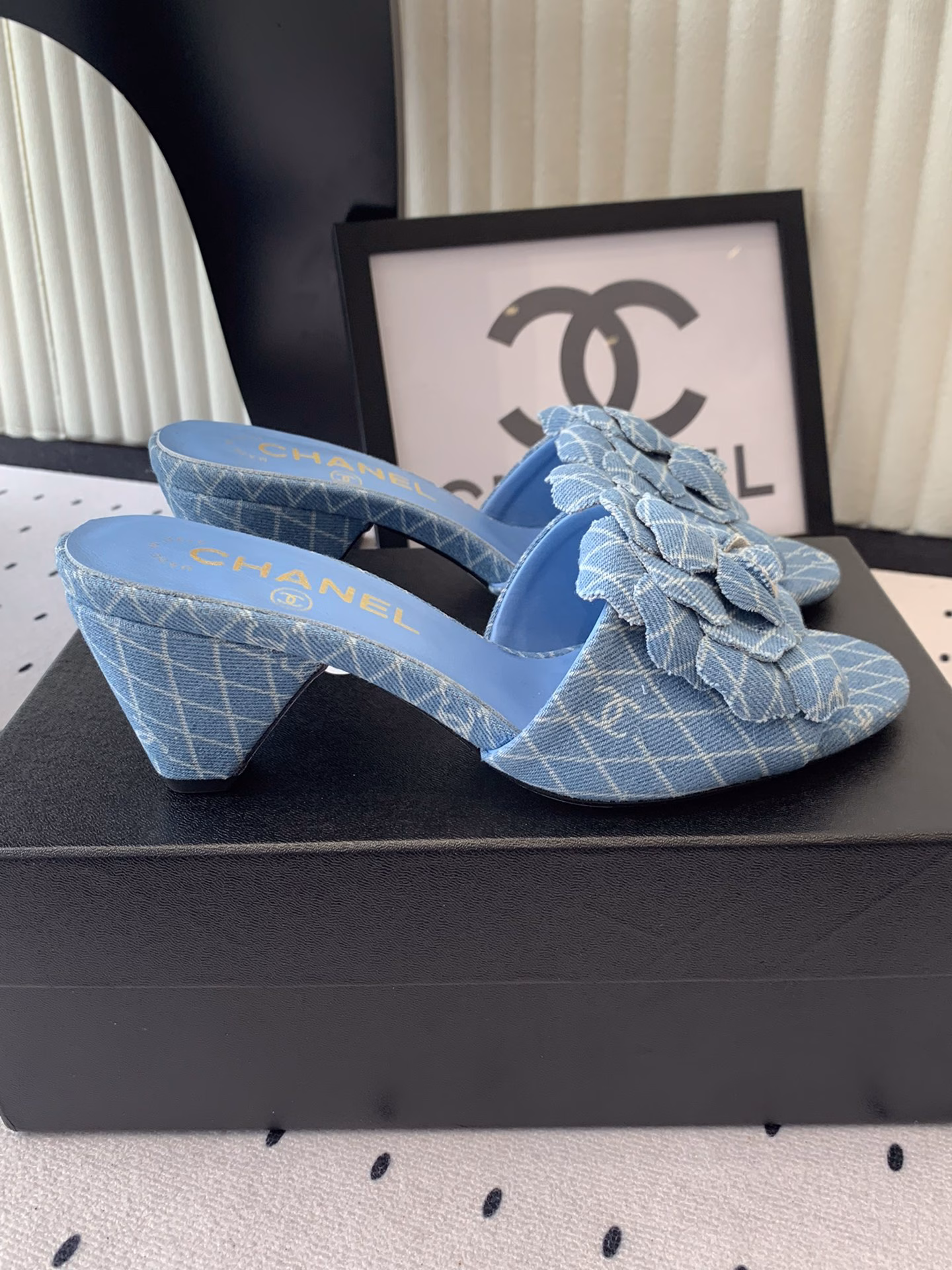 Chanel's new high-heeled sandals, classic and versatile casual design, elegant workplace temperament, comfortable to wear and especially leg-enhancing, imported denim upper, sheepskin insole, Italian leather outsole