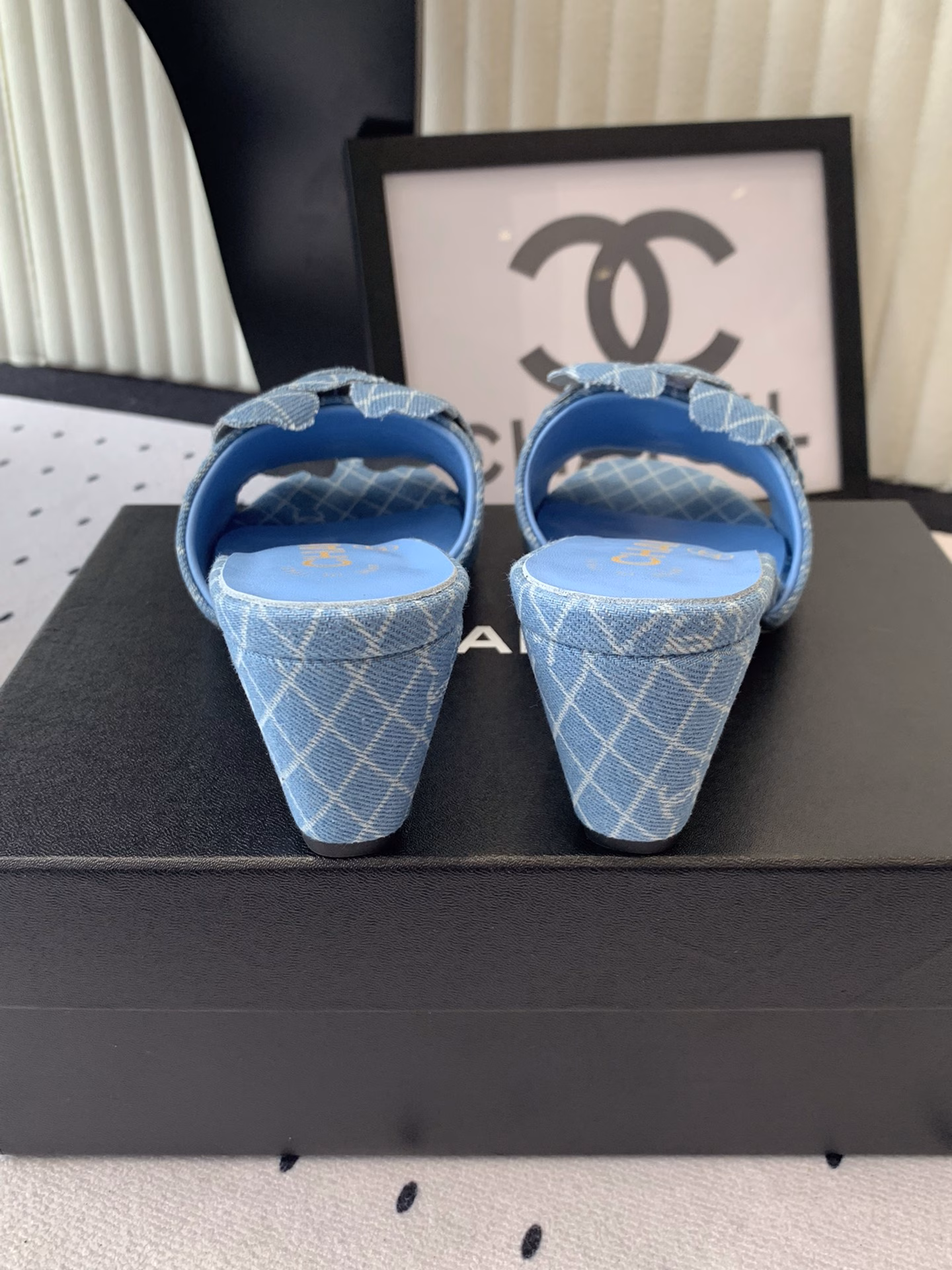 Chanel's new high-heeled sandals, classic and versatile casual design, elegant workplace temperament, comfortable to wear and especially leg-enhancing, imported denim upper, sheepskin insole, Italian leather outsole