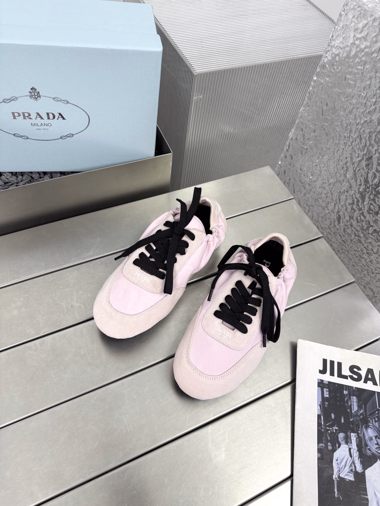 Prada Spring and Summer Show Thin-soled Dexterity Shoes Catwalk Style25ss Show Model Most Popular Single Item CollapseRetro look with a sense of relaxation. The suede and nylon material on the upper has a textured feel, and the inner lining is wrapped in sheepskin, which is soft and sticky. The insole is made of thickened lambskin, which is extremely comfortable to step on, with a sense of support and a good wrapping feeling. The shoe shape is full of wrapping, light, easy to wear and practical casual shoesOriginal molded rubber outsole