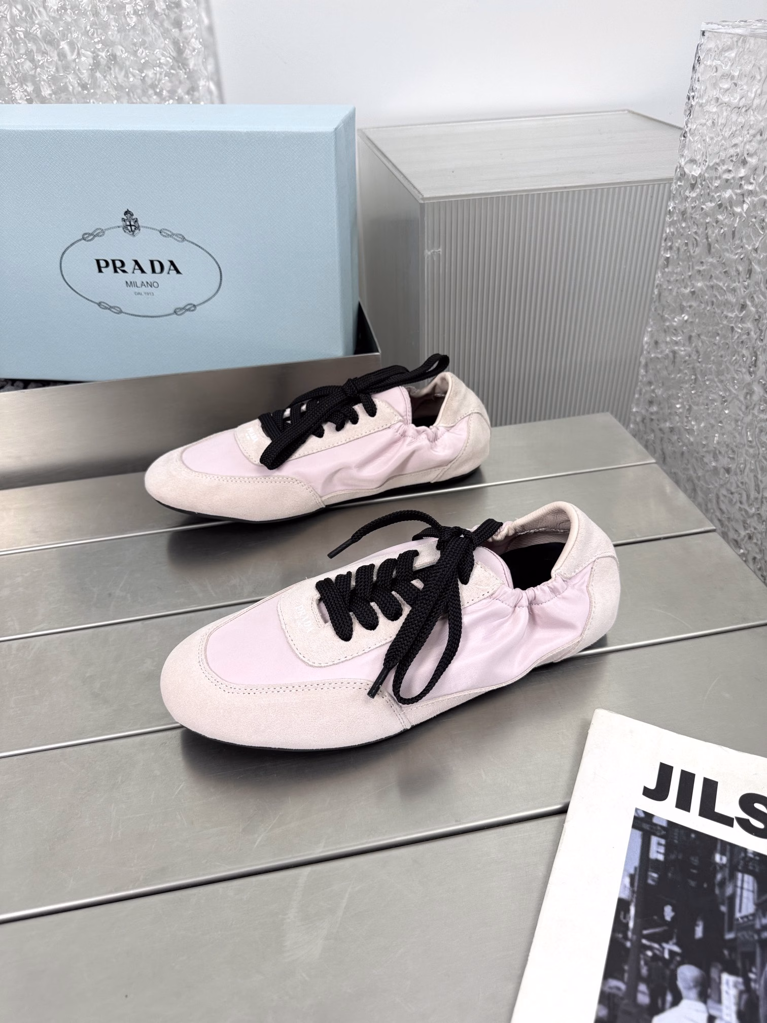 Prada Spring and Summer Show Thin-soled Dexterity Shoes Catwalk Style25ss Show Model Most Popular Single Item CollapseRetro look with a sense of relaxation. The suede and nylon material on the upper has a textured feel, and the inner lining is wrapped in sheepskin, which is soft and sticky. The insole is made of thickened lambskin, which is extremely comfortable to step on, with a sense of support and a good wrapping feeling. The shoe shape is full of wrapping, light, easy to wear and practical casual shoesOriginal molded rubber outsole