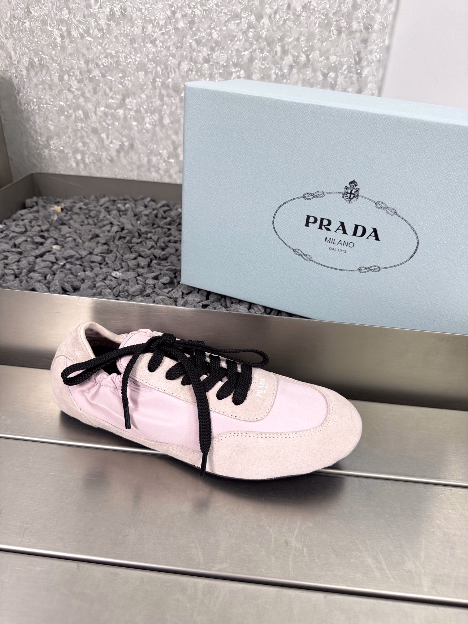 Prada Spring and Summer Show Thin-soled Dexterity Shoes Catwalk Style25ss Show Model Most Popular Single Item CollapseRetro look with a sense of relaxation. The suede and nylon material on the upper has a textured feel, and the inner lining is wrapped in sheepskin, which is soft and sticky. The insole is made of thickened lambskin, which is extremely comfortable to step on, with a sense of support and a good wrapping feeling. The shoe shape is full of wrapping, light, easy to wear and practical casual shoesOriginal molded rubber outsole