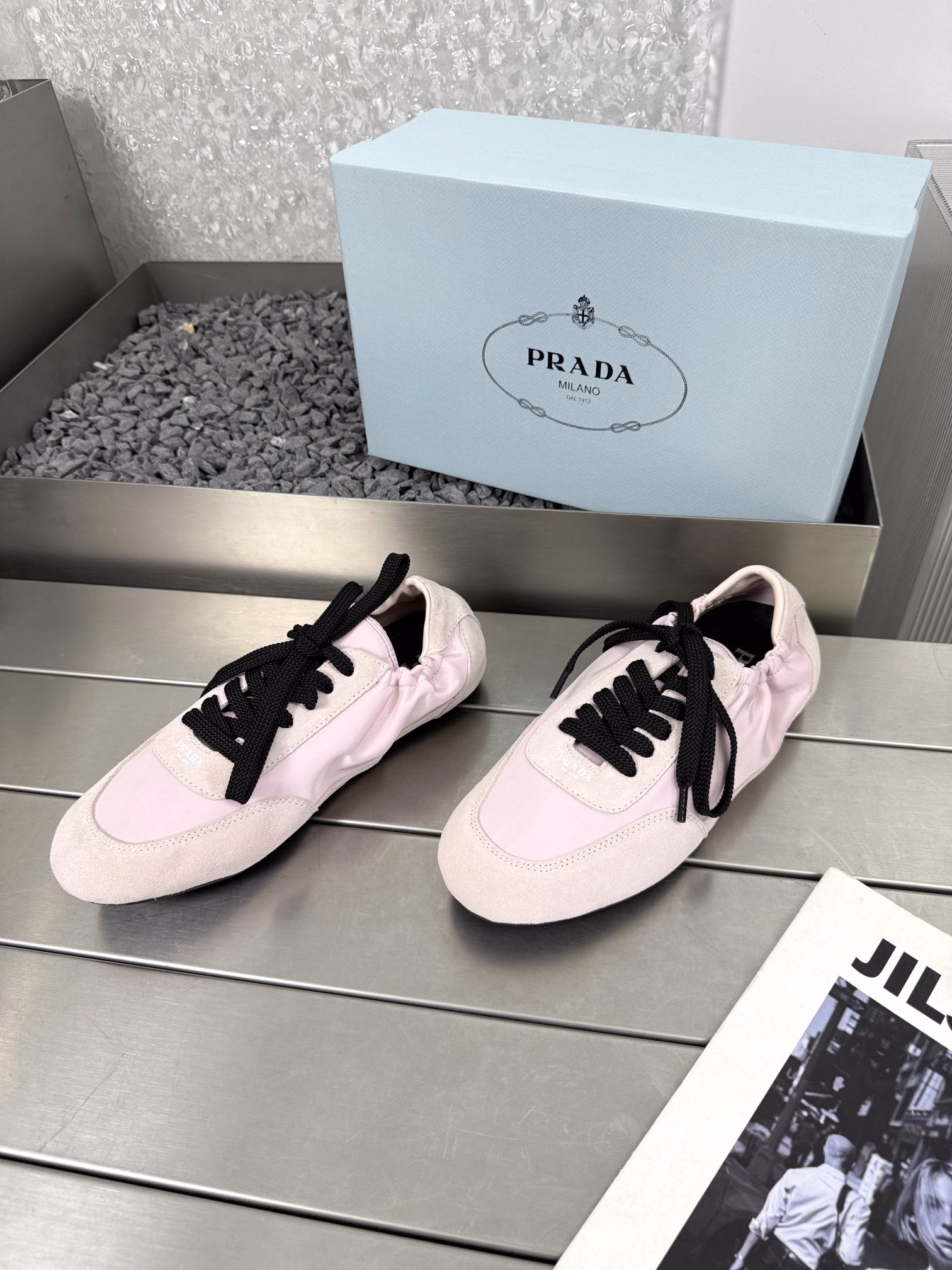 Prada Spring and Summer Show Thin-soled Dexterity Shoes Catwalk Style25ss Show Model Most Popular Single Item CollapseRetro look with a sense of relaxation. The suede and nylon material on the upper has a textured feel, and the inner lining is wrapped in sheepskin, which is soft and sticky. The insole is made of thickened lambskin, which is extremely comfortable to step on, with a sense of support and a good wrapping feeling. The shoe shape is full of wrapping, light, easy to wear and practical casual shoesOriginal molded rubber outsole