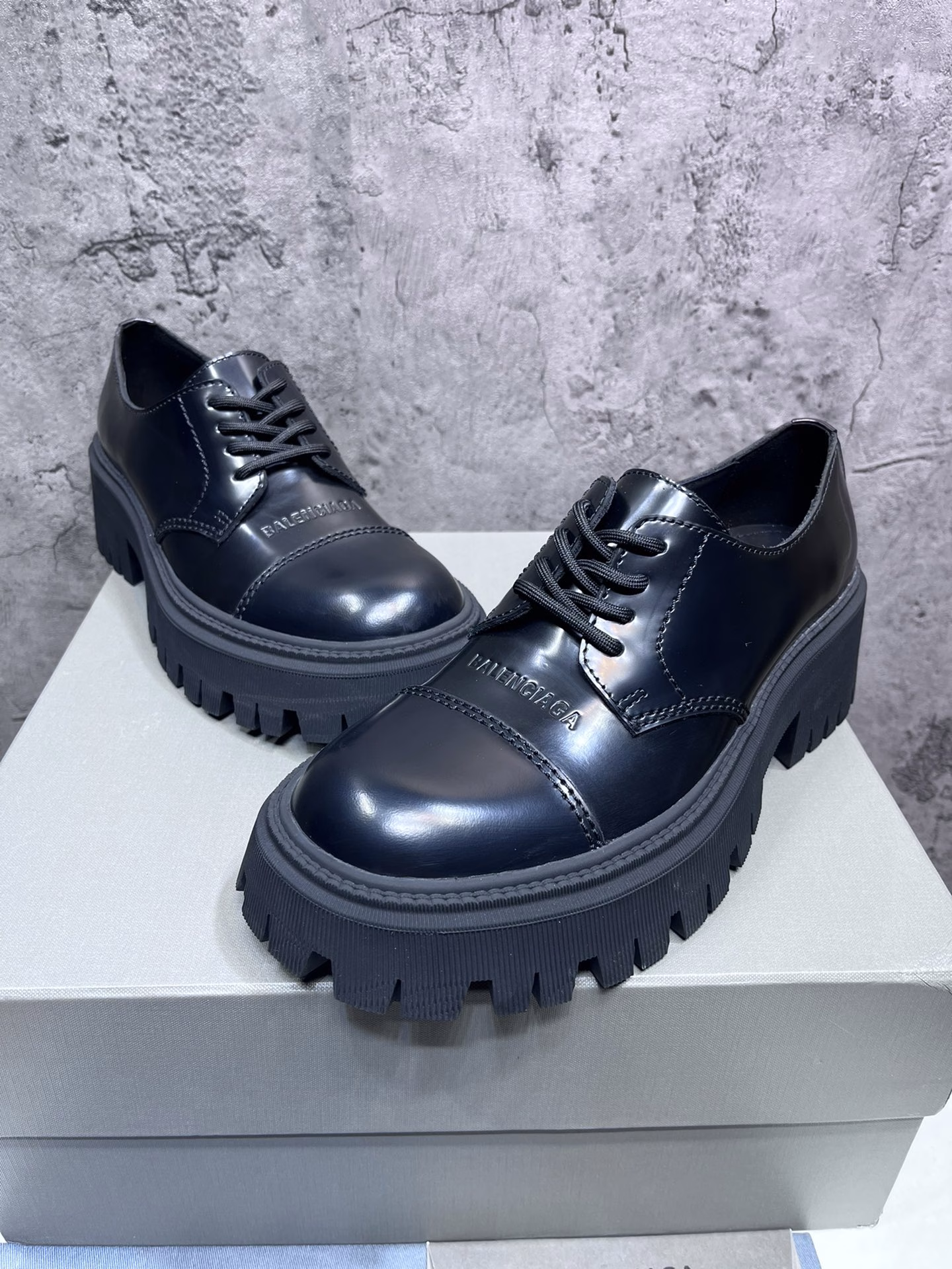 The top version of BALENCIAGA Paris family big head derby shoes, saturated old retro single shoes, classic open edge beads special craftsmanship gives the overall cooler feeling, combining fashion elements with classics, this model is loved by countless Internet celebrities, stars, and fashion, I can only say that it is not only comfortable to wear, but also very easy to walk, no matter how you match it, you will be a highlight when walking on the street, super soft, silk cowhide lining, super comfortable to wear and feel surrounded, the sole uses the original wear-resistant outsole rubber sole, counter packaging