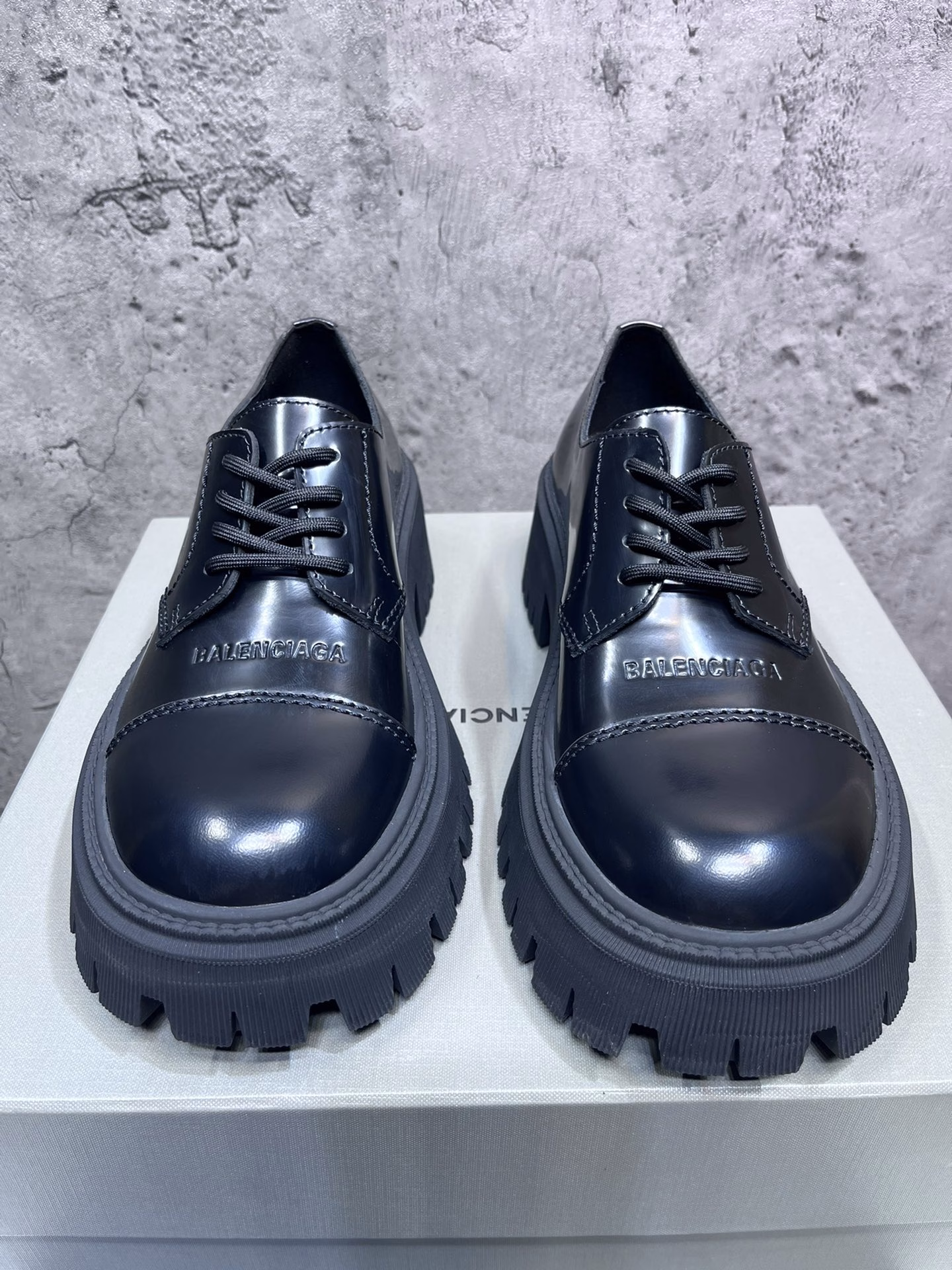 The top version of BALENCIAGA Paris family big head derby shoes, saturated old retro single shoes, classic open edge beads special craftsmanship gives the overall cooler feeling, combining fashion elements with classics, this model is loved by countless Internet celebrities, stars, and fashion, I can only say that it is not only comfortable to wear, but also very easy to walk, no matter how you match it, you will be a highlight when walking on the street, super soft, silk cowhide lining, super comfortable to wear and feel surrounded, the sole uses the original wear-resistant outsole rubber sole, counter packaging