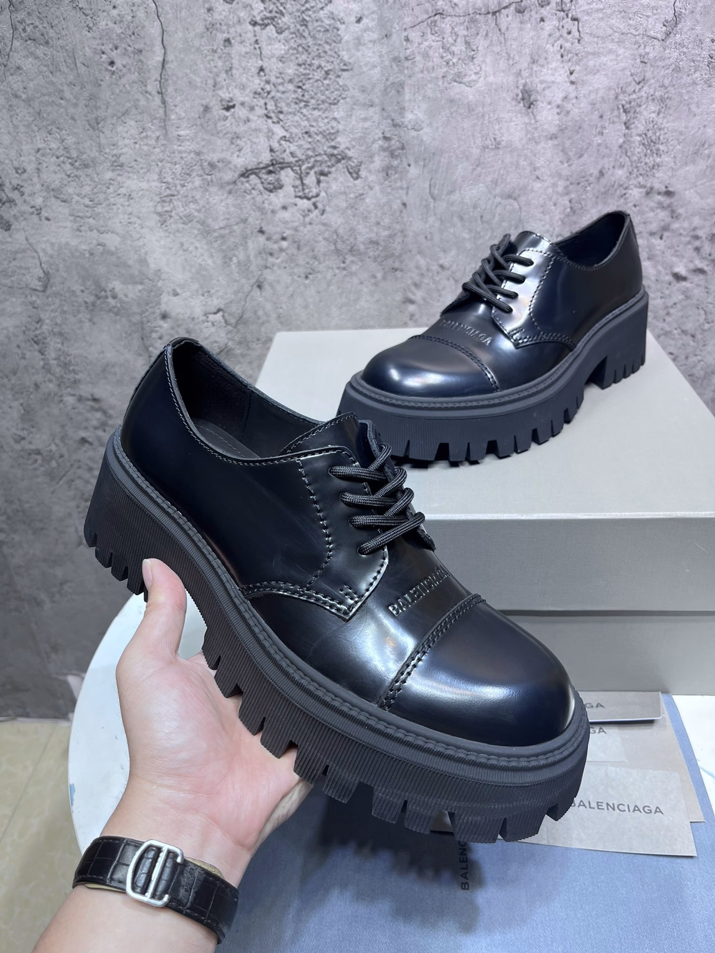 The top version of BALENCIAGA Paris family big head derby shoes, saturated old retro single shoes, classic open edge beads special craftsmanship gives the overall cooler feeling, combining fashion elements with classics, this model is loved by countless Internet celebrities, stars, and fashion, I can only say that it is not only comfortable to wear, but also very easy to walk, no matter how you match it, you will be a highlight when walking on the street, super soft, silk cowhide lining, super comfortable to wear and feel surrounded, the sole uses the original wear-resistant outsole rubber sole, counter packaging
