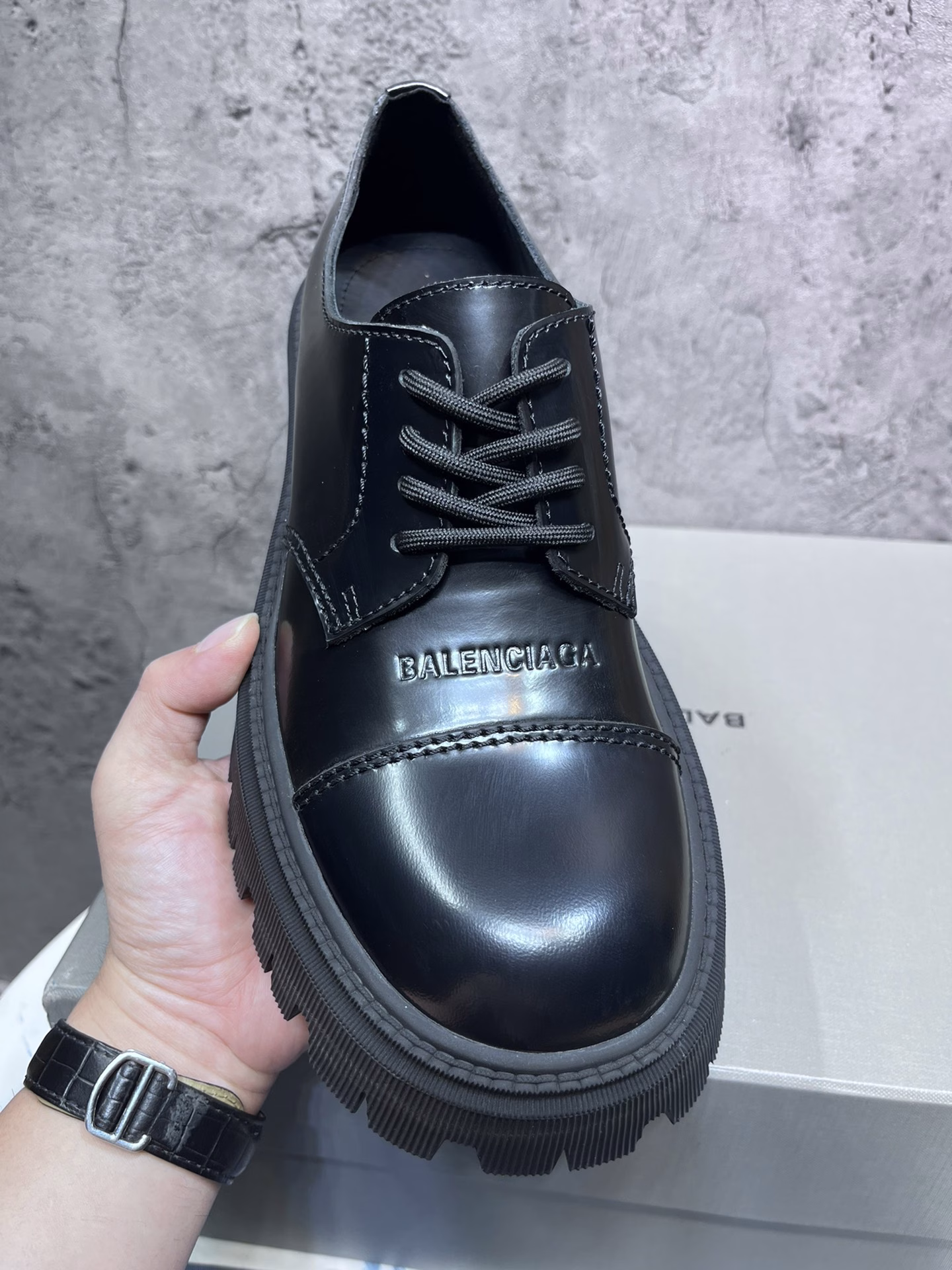 The top version of BALENCIAGA Paris family big head derby shoes, saturated old retro single shoes, classic open edge beads special craftsmanship gives the overall cooler feeling, combining fashion elements with classics, this model is loved by countless Internet celebrities, stars, and fashion, I can only say that it is not only comfortable to wear, but also very easy to walk, no matter how you match it, you will be a highlight when walking on the street, super soft, silk cowhide lining, super comfortable to wear and feel surrounded, the sole uses the original wear-resistant outsole rubber sole, counter packaging