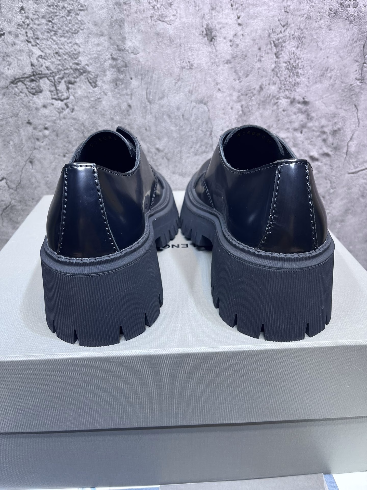 The top version of BALENCIAGA Paris family big head derby shoes, saturated old retro single shoes, classic open edge beads special craftsmanship gives the overall cooler feeling, combining fashion elements with classics, this model is loved by countless Internet celebrities, stars, and fashion, I can only say that it is not only comfortable to wear, but also very easy to walk, no matter how you match it, you will be a highlight when walking on the street, super soft, silk cowhide lining, super comfortable to wear and feel surrounded, the sole uses the original wear-resistant outsole rubber sole, counter packaging