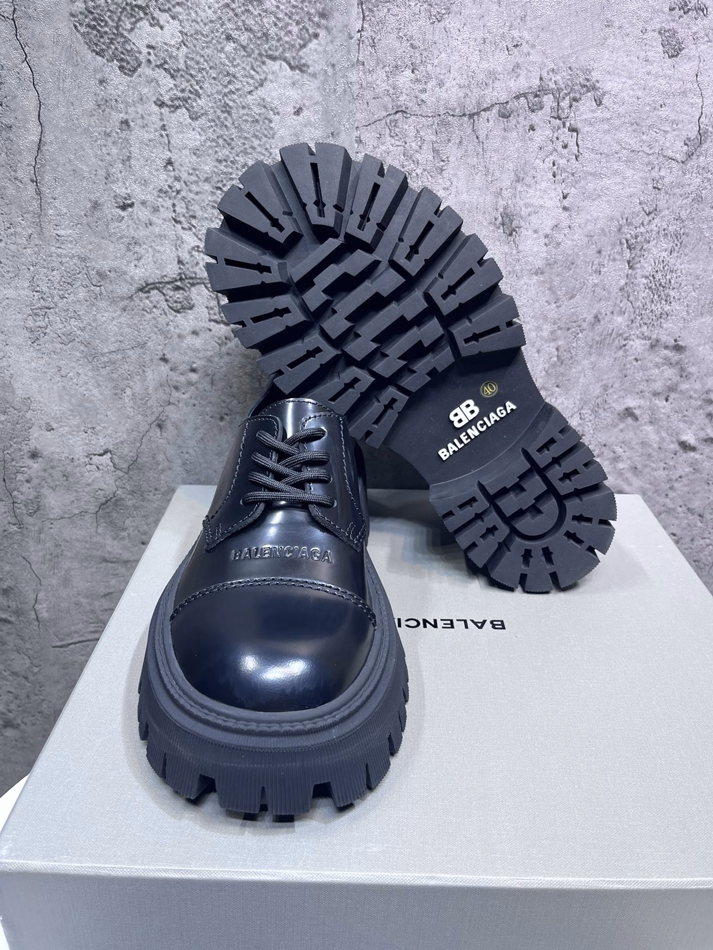 The top version of BALENCIAGA Paris family big head derby shoes, saturated old retro single shoes, classic open edge beads special craftsmanship gives the overall cooler feeling, combining fashion elements with classics, this model is loved by countless Internet celebrities, stars, and fashion, I can only say that it is not only comfortable to wear, but also very easy to walk, no matter how you match it, you will be a highlight when walking on the street, super soft, silk cowhide lining, super comfortable to wear and feel surrounded, the sole uses the original wear-resistant outsole rubber sole, counter packaging