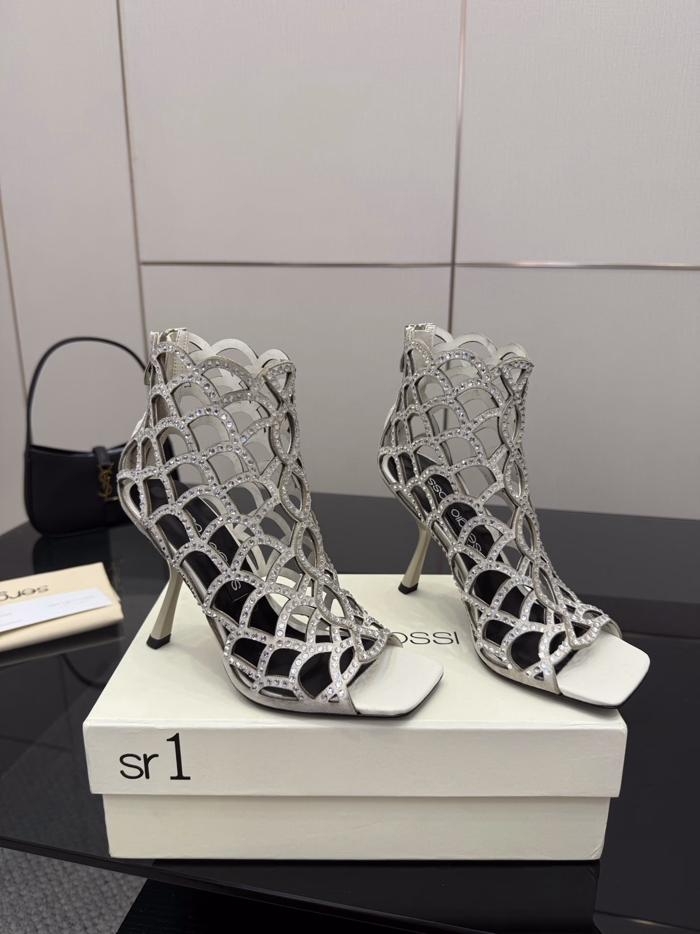 Sergio Rossi's fashionable mermaid sandals and fishnet high heels return to Sergio Rossi's new seasonI really like this mermaid 🧜‍♀️ series. Each pair looks like a sea elf. You can really see different details in the handmade shoe artworks.
