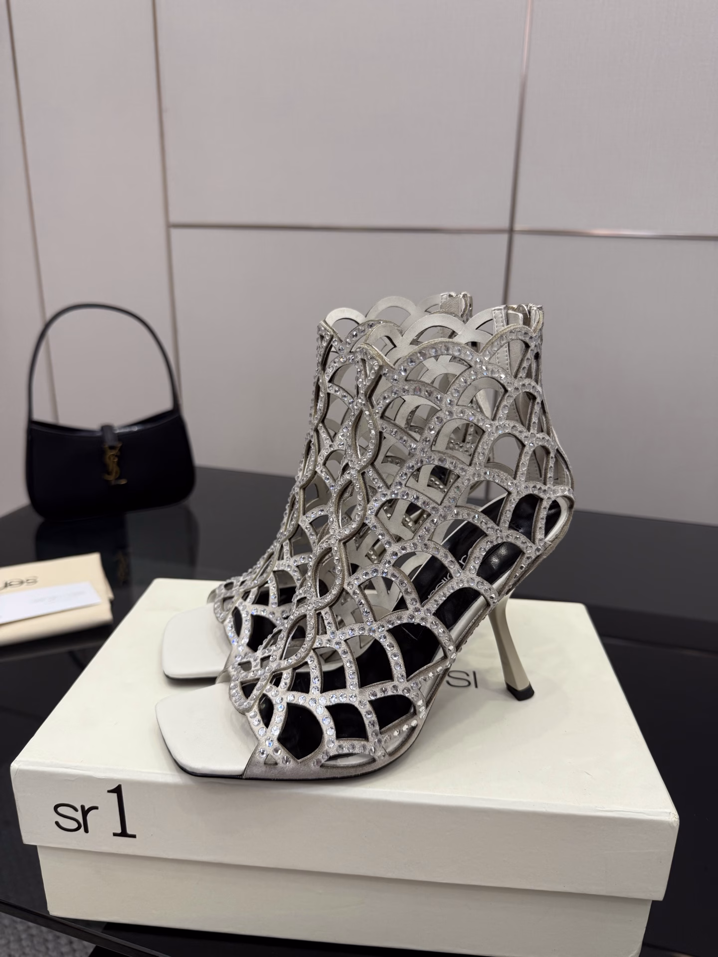Sergio Rossi's fashionable mermaid sandals and fishnet high heels return to Sergio Rossi's new seasonI really like this mermaid 🧜‍♀️ series. Each pair looks like a sea elf. You can really see different details in the handmade shoe artworks.