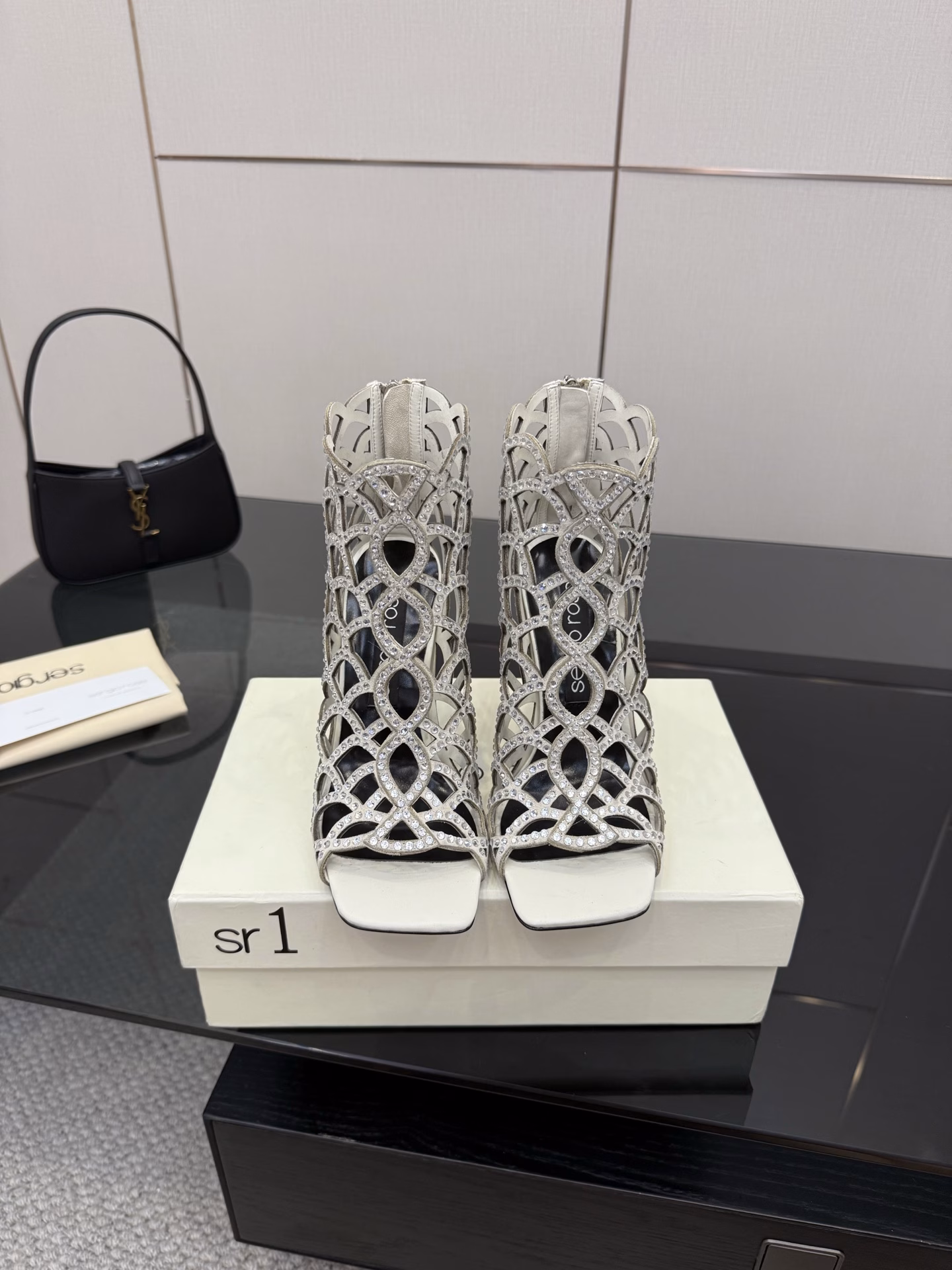 Sergio Rossi's fashionable mermaid sandals and fishnet high heels return to Sergio Rossi's new seasonI really like this mermaid 🧜‍♀️ series. Each pair looks like a sea elf. You can really see different details in the handmade shoe artworks.