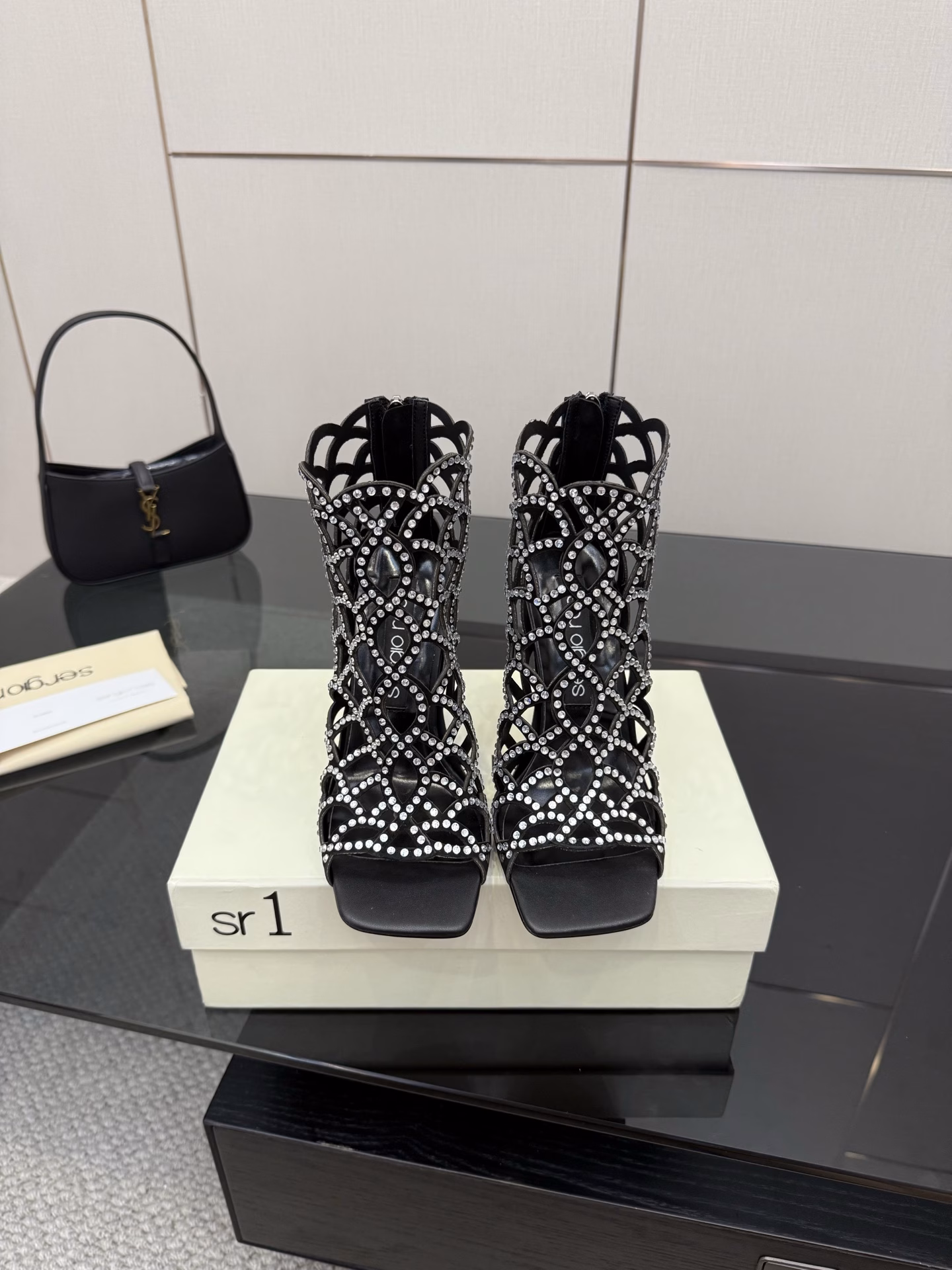 Sergio Rossi's fashionable mermaid sandals and fishnet high heels return to Sergio Rossi's new seasonI really like this mermaid 🧜‍♀️ series. Each pair looks like a sea elf. You can really see different details in the handmade shoe artworks.