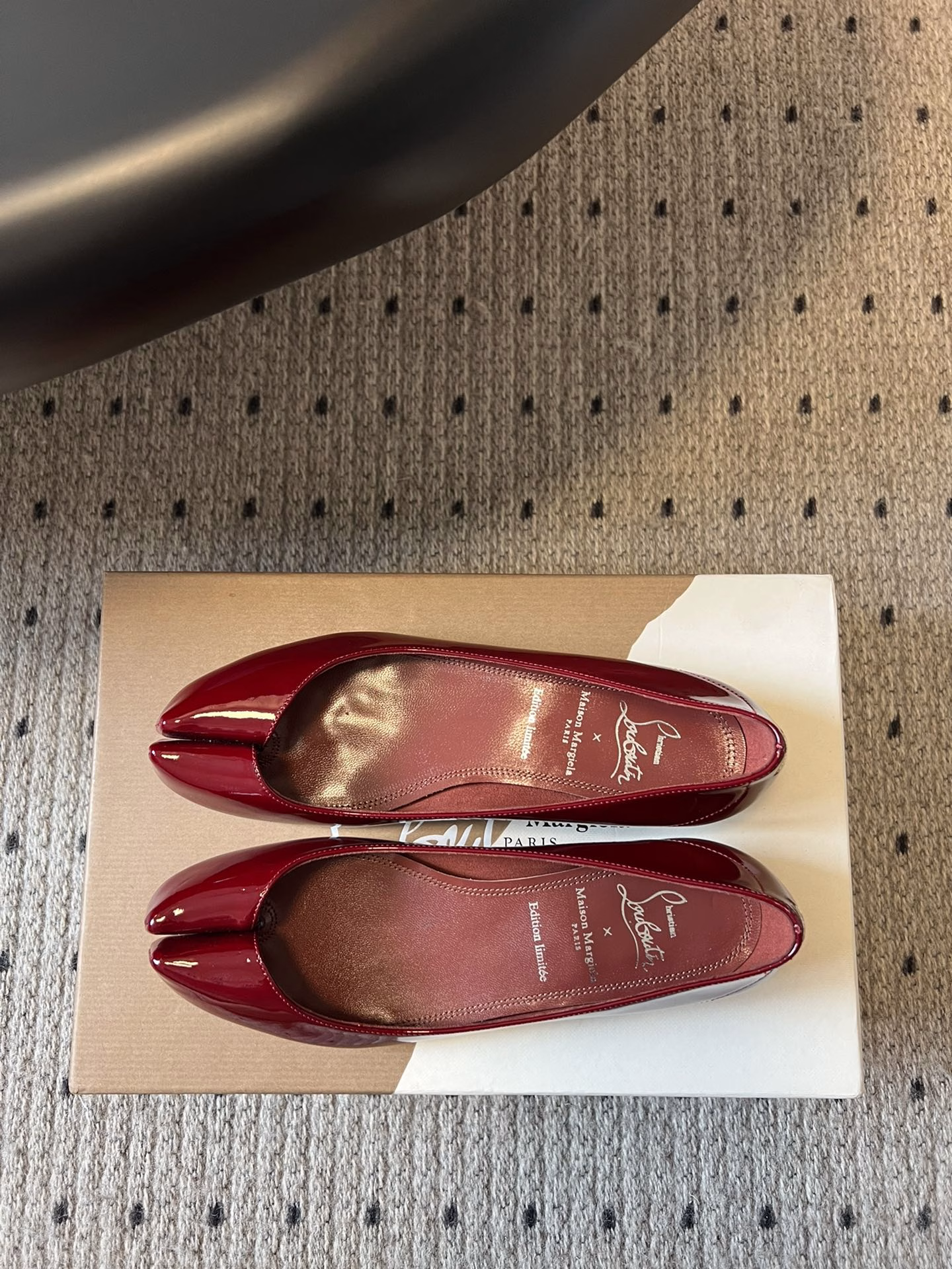 CL x Maison margiel* 25SS split-toe flatsMaison Margiela and Christian Louboutin launch their first joint shoe collectionThe new collaboration is centered on two intertwined design conceptsIt showcases the unique creative language of fashion designer John Galliano and shoe master Christian LouboutinThe shoes cleverly combine the design genes of the two brands, presenting a unique style and commonality.