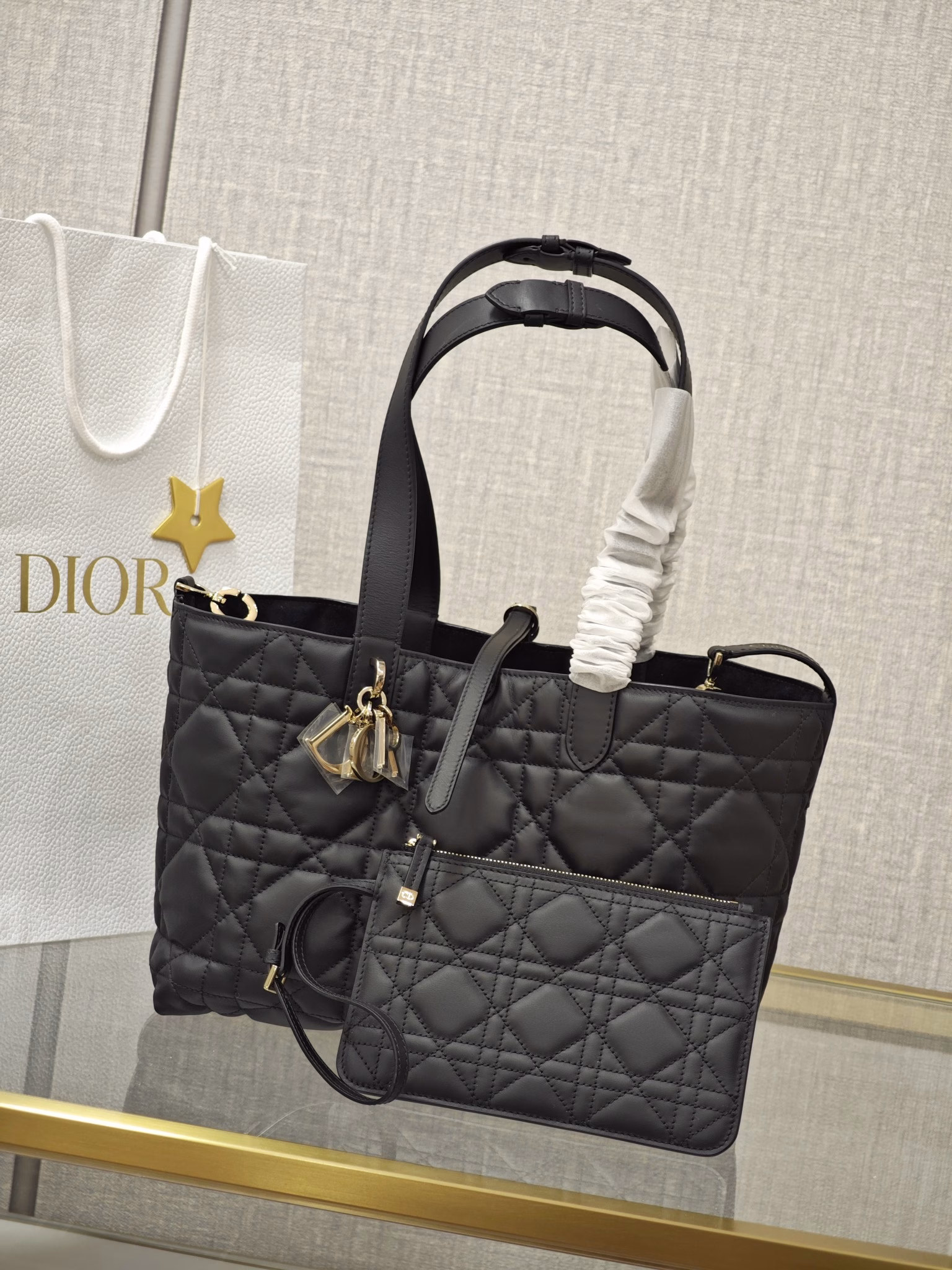 Dior Toujours handbagBlack cowhide leather oversized rattan check patternExclusive channel product Medium black cowhide shopping bagExclusive HD mobile phone real-life version details