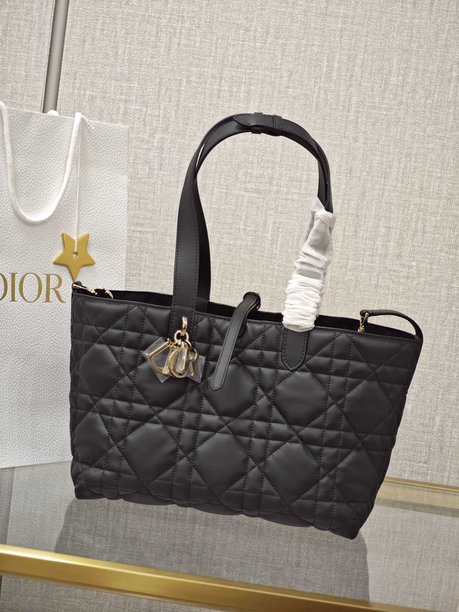 Dior Toujours handbagBlack cowhide leather oversized rattan check patternExclusive channel product Medium black cowhide shopping bagExclusive HD mobile phone real-life version details
