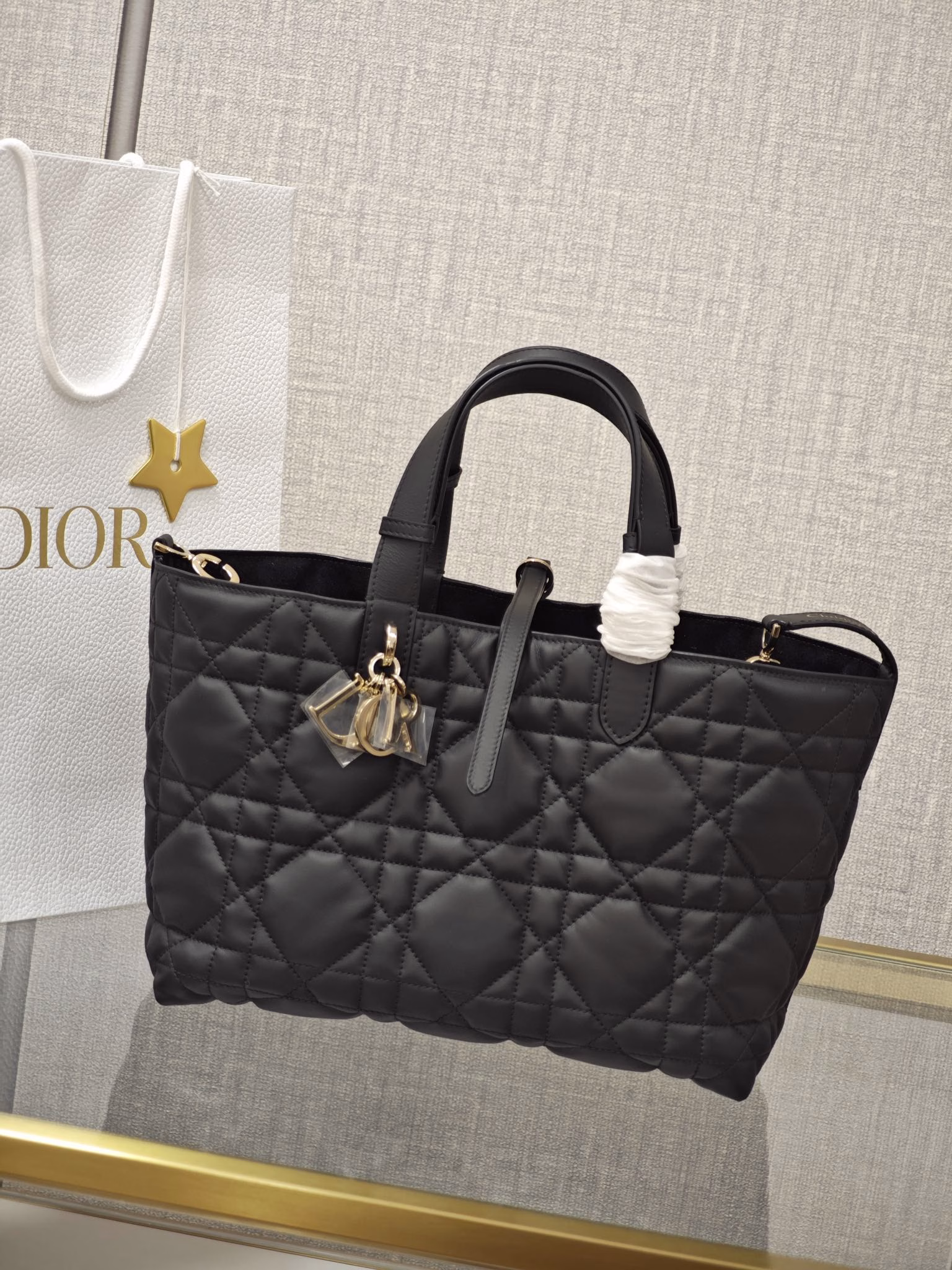 Dior Toujours handbagBlack cowhide leather oversized rattan check patternExclusive channel product Medium black cowhide shopping bagExclusive HD mobile phone real-life version details