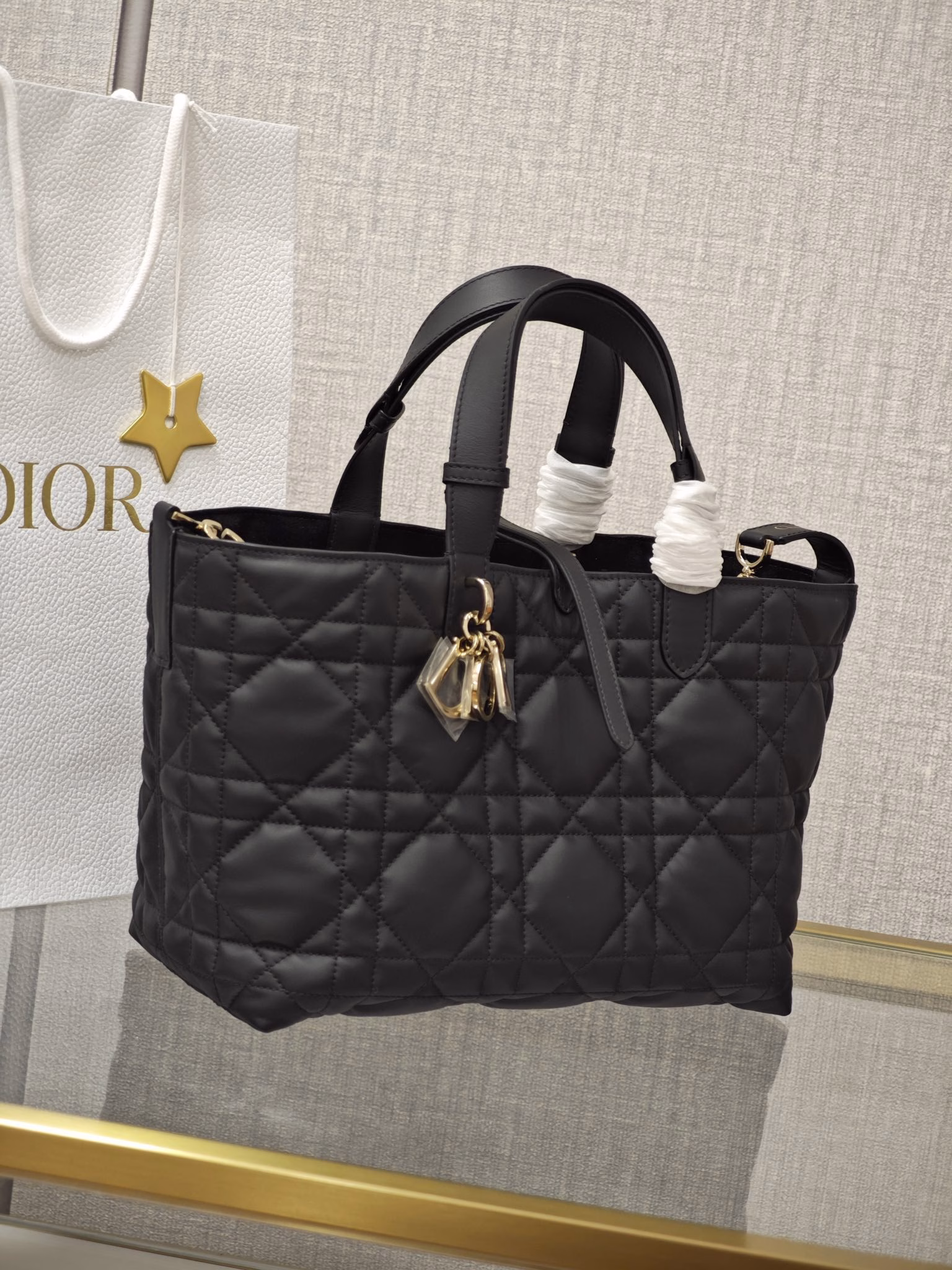 Dior Toujours handbagBlack cowhide leather oversized rattan check patternExclusive channel product Medium black cowhide shopping bagExclusive HD mobile phone real-life version details