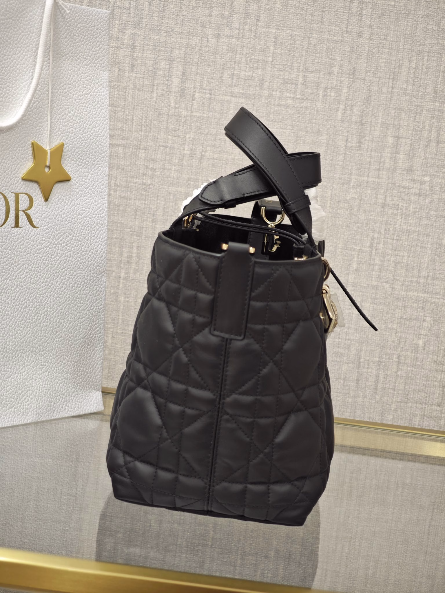 Dior Toujours handbagBlack cowhide leather oversized rattan check patternExclusive channel product Medium black cowhide shopping bagExclusive HD mobile phone real-life version details