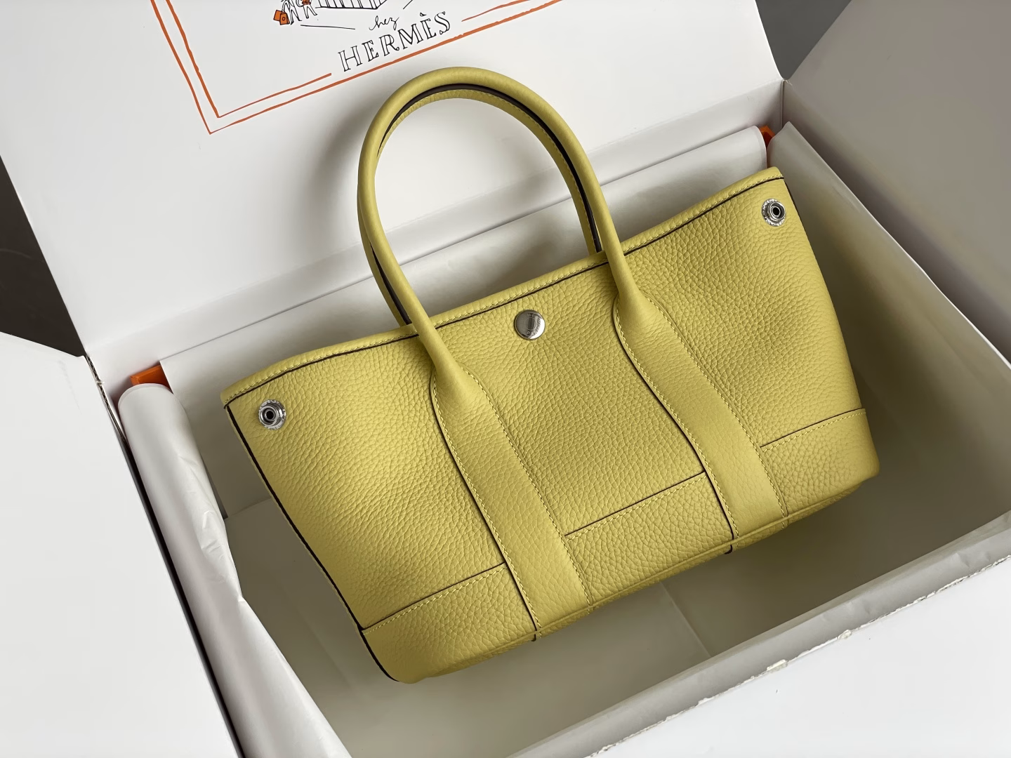 𝙂𝙖𝙧𝙙𝙚𝙣 𝙥𝙖𝙧𝙩𝙮 𝙢𝙞𝙣𝙞 Mini garden bagThe size is just right, suitable for commuting and going out!! The contrast of simple color matching creates a sense of luxury, the top trend of the season, very suitable for spring and summer