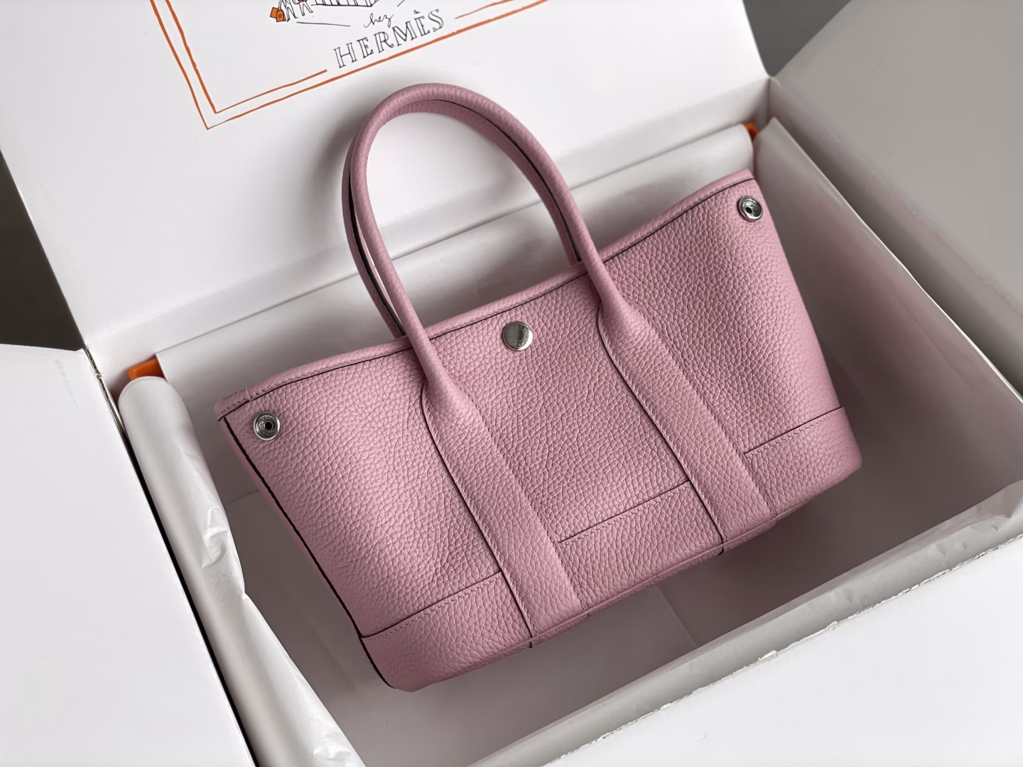 𝙂𝙖𝙧𝙙𝙚𝙣 𝙥𝙖𝙧𝙩𝙮 𝙢𝙞𝙣𝙞 Mini garden bagThe size is just right, suitable for commuting and going out!! The contrast of simple color matching creates a sense of luxury, the top trend of the season, very suitable for spring and summer