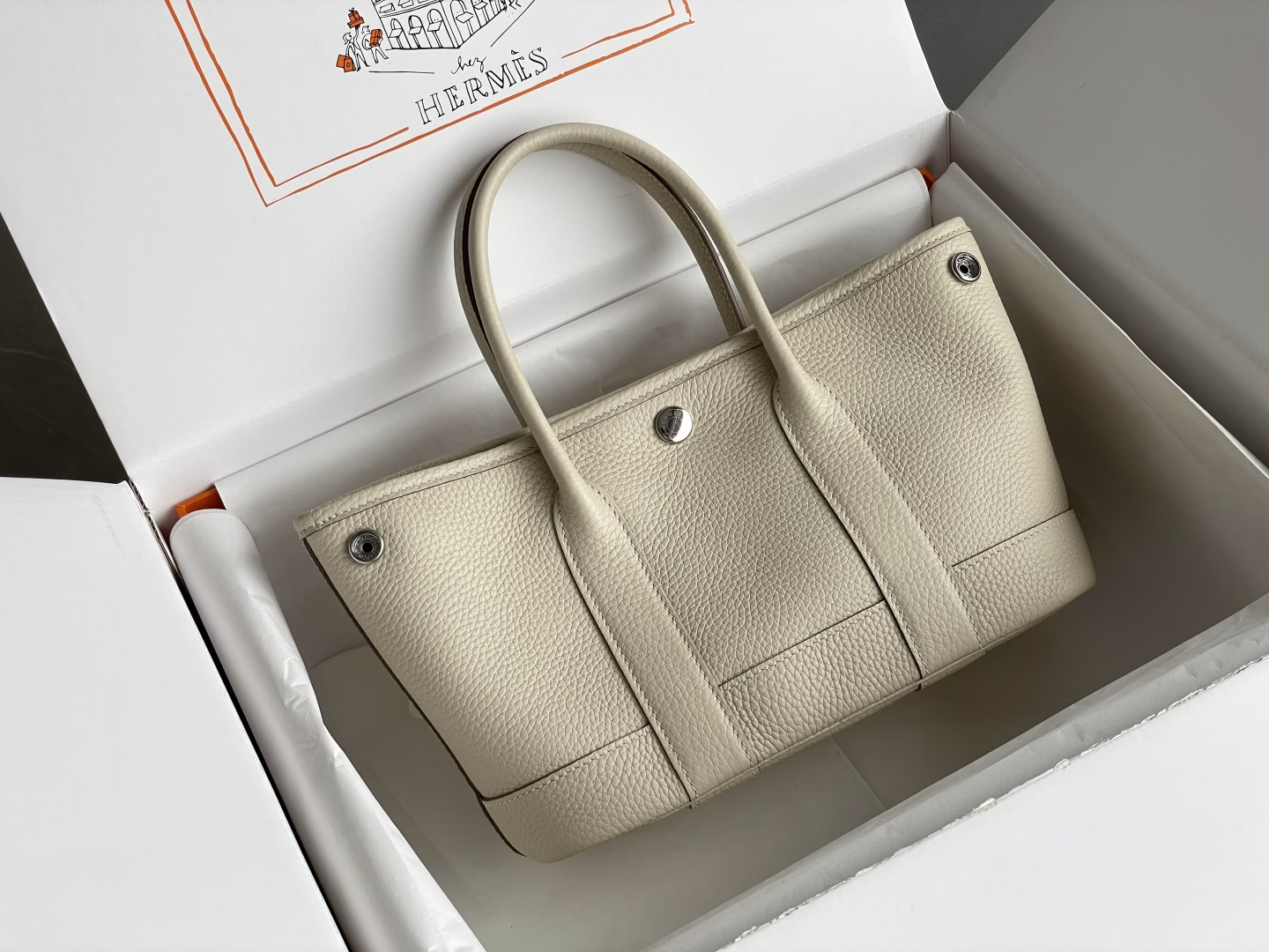𝙂𝙖𝙧𝙙𝙚𝙣 𝙥𝙖𝙧𝙩𝙮 𝙢𝙞𝙣𝙞 Mini garden bagThe size is just right, suitable for commuting and going out!! The contrast of simple color matching creates a sense of luxury, the top trend of the season, very suitable for spring and summer