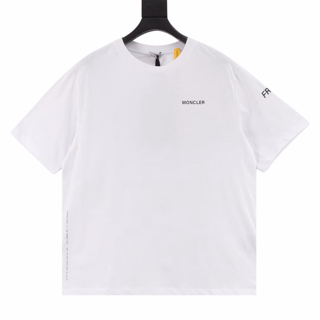 Moncler MC Fujiwara Hiroshi co-branded ring short-sleeved T-shirtMade of double-strand cotton plain fabric. The warp and weft yarns are interwoven in an up-and-down manner to form a uniform checkered texture with a tight but thin structure. Cotton fibers have natural breathability and skin-friendliness. Combined with the pore structure of plain weave, they are suitable for daily perspiration needs while also having good wearing comfort. The yarns have many interlacing points, which enhances the tear resistance and can maintain their shape after multiple washings. Four high-saturation patterns are presented on the fabric through glue printing. The scraper pressure is uniform, and the scraping is divided into 3 times to ensure that the glue is fully penetrated and covered. After high-temperature curing, the pigment is firmly combined with the cotton fiber, and the ink absorption and penetration characteristics of the cotton fiber make the pattern not easy to fall off due to friction. By actively intervening in the shrinkage potential of cotton fibers, the fabric has achieved a leap from volatile to stable, improving dimensional stability, and is not easy to deform or wrinkle. One-to-one customized armband