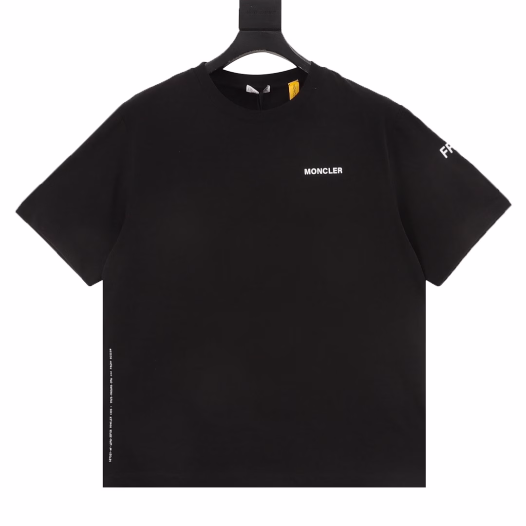 Moncler MC Fujiwara Hiroshi co-branded ring short-sleeved T-shirtMade of double-strand cotton plain fabric. The warp and weft yarns are interwoven in an up-and-down manner to form a uniform checkered texture with a tight but thin structure. Cotton fibers have natural breathability and skin-friendliness. Combined with the pore structure of plain weave, they are suitable for daily perspiration needs while also having good wearing comfort. The yarns have many interlacing points, which enhances the tear resistance and can maintain their shape after multiple washings. Four high-saturation patterns are presented on the fabric through glue printing. The scraper pressure is uniform, and the scraping is divided into 3 times to ensure that the glue is fully penetrated and covered. After high-temperature curing, the pigment is firmly combined with the cotton fiber, and the ink absorption and penetration characteristics of the cotton fiber make the pattern not easy to fall off due to friction. By actively intervening in the shrinkage potential of cotton fibers, the fabric has achieved a leap from volatile to stable, improving dimensional stability, and is not easy to deform or wrinkle. One-to-one customized armband