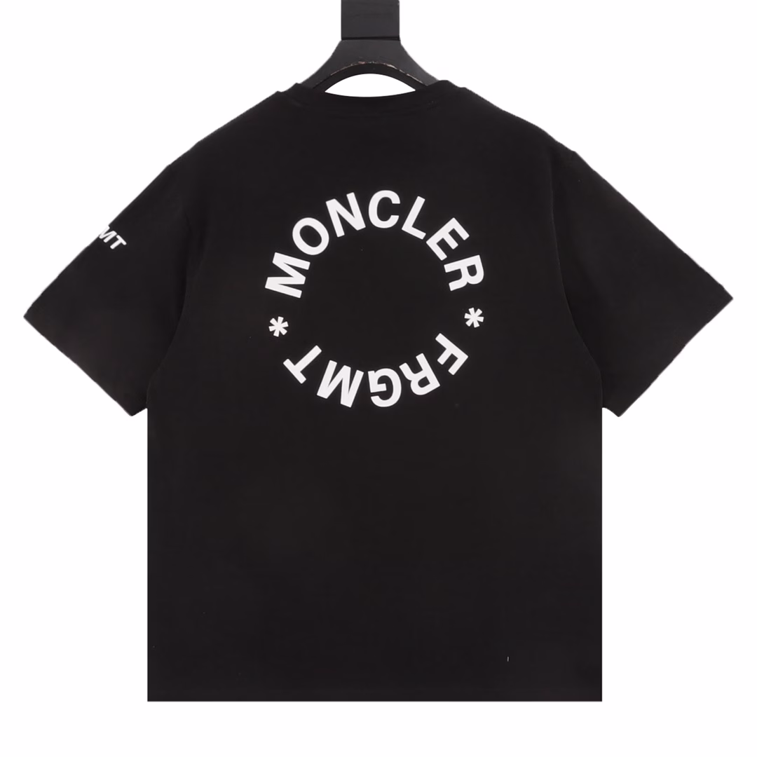 Moncler MC Fujiwara Hiroshi co-branded ring short-sleeved T-shirtMade of double-strand cotton plain fabric. The warp and weft yarns are interwoven in an up-and-down manner to form a uniform checkered texture with a tight but thin structure. Cotton fibers have natural breathability and skin-friendliness. Combined with the pore structure of plain weave, they are suitable for daily perspiration needs while also having good wearing comfort. The yarns have many interlacing points, which enhances the tear resistance and can maintain their shape after multiple washings. Four high-saturation patterns are presented on the fabric through glue printing. The scraper pressure is uniform, and the scraping is divided into 3 times to ensure that the glue is fully penetrated and covered. After high-temperature curing, the pigment is firmly combined with the cotton fiber, and the ink absorption and penetration characteristics of the cotton fiber make the pattern not easy to fall off due to friction. By actively intervening in the shrinkage potential of cotton fibers, the fabric has achieved a leap from volatile to stable, improving dimensional stability, and is not easy to deform or wrinkle. One-to-one customized armband