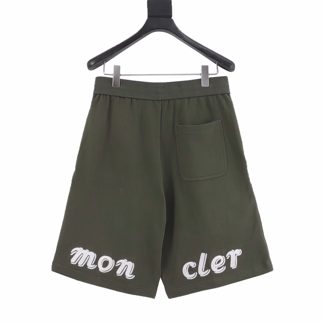 Moncler MC joint large embroidered cotton shortsSingle-sided fish scale fabric woven with cotton as the base, the front is a smooth knitted surface, and the skin-touch surface is formed into a three-dimensional terry loop through the knitting machine's floating thread knitting technology, which increases the fluffiness and delicate touch. The terry loop structure absorbs a lot of water and evaporates quickly, and it is not easy to loosen and deform after multiple washings. The letter LOGO embroidery is formed on the back by the embroidery machine with 16000 needles + 18000 needles. The double-axis linear guide drives the embroidery frame, and the frame moving accuracy can reach 0.01mm/P, ensuring the precise positioning of the embroidery pattern. By actively intervening in the shrinkage potential of cotton fibers, the fabric has achieved a leap from volatile to stable, improving dimensional stability, and is not easy to deform and wrinkle. One-to-one customized joint badges and washing labels