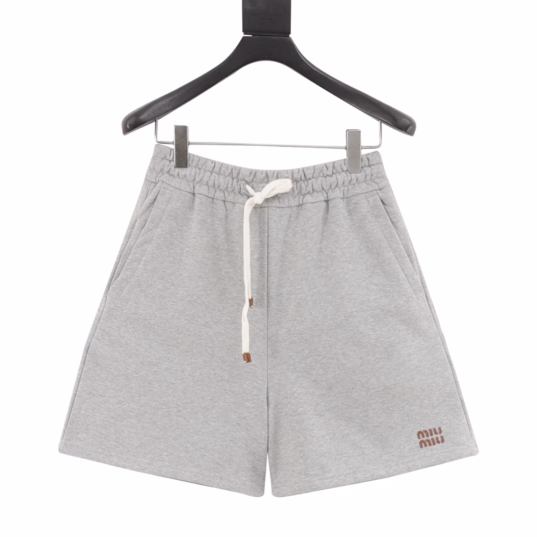 Miu Miu MM leather drawstring Bermuda shortsOriginal purchase, the fabric is made of 420g high-quality cotton, original mold leather embroidery logo, original mold custom-dyed drawstring, customized accessories, workmanship details and texture are very good