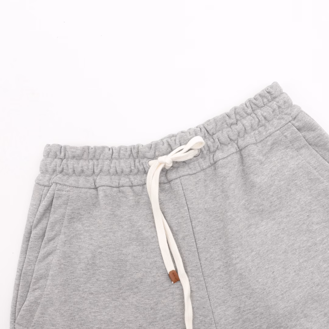 Miu Miu MM leather drawstring Bermuda shortsOriginal purchase, the fabric is made of 420g high-quality cotton, original mold leather embroidery logo, original mold custom-dyed drawstring, customized accessories, workmanship details and texture are very good