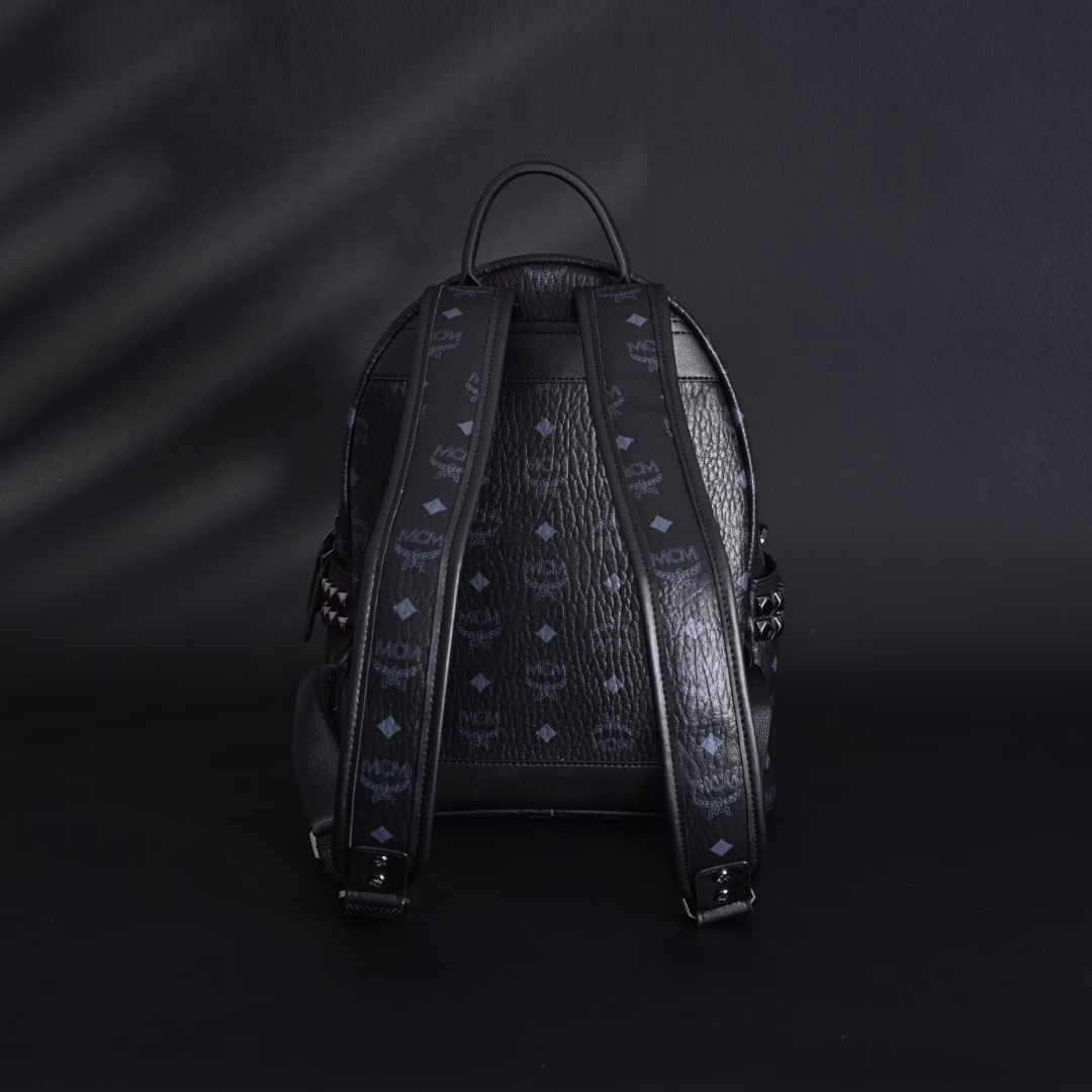 MCM Stark Visetos classic monogram double-sided rivet commuting party canvas and leather backpack shoulder bagThis is definitely a treasure model of MCM, popular all over the country, who doesn't know it?This bag is made of classic visetor material, which is very wear-resistant and durableThere are 14 rivets on each side, protruding metal texture, which can be said to be the soul of this bagIt is not picky about clothes, it looks good and versatile when carried. Free your hands, fashionable and practical, and the shape is perfectThe shoulder strap of this bag adopts an adjustable design. No matter what kind of body shape, it can be adjusted according to yourself, and everyone can control it perfectlyThe overall texture is very textured, like a work of art, very delicateThe appearance rate is too high, the walking grass king, looking back and smiling to fascinate everyoneFashionable style, versatile style, love without waitingPlay various occasions, suitable for all fashionable men and women