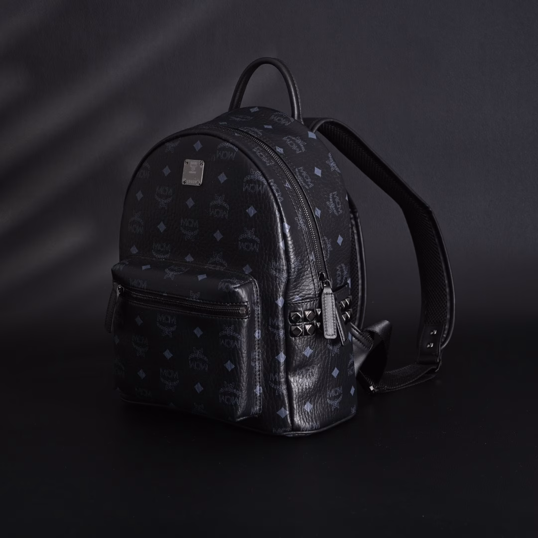 MCM Stark Visetos classic monogram double-sided rivet commuting party canvas and leather backpack shoulder bagThis is definitely a treasure model of MCM, popular all over the country, who doesn't know it?This bag is made of classic visetor material, which is very wear-resistant and durableThere are 14 rivets on each side, protruding metal texture, which can be said to be the soul of this bagIt is not picky about clothes, it looks good and versatile when carried. Free your hands, fashionable and practical, and the shape is perfectThe shoulder strap of this bag adopts an adjustable design. No matter what kind of body shape, it can be adjusted according to yourself, and everyone can control it perfectlyThe overall texture is very textured, like a work of art, very delicateThe appearance rate is too high, the walking grass king, looking back and smiling to fascinate everyoneFashionable style, versatile style, love without waitingPlay various occasions, suitable for all fashionable men and women
