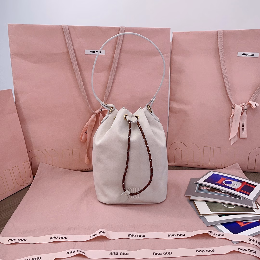 The new canvas bucket bag is made of twill waterproof canvas fabric, which is high-end and practical. It has a signature embroidered micro-logo on the front and a unique colorful woven drawstring at the bag opening. It is absolutely the king of cost-effectiveness. It can be carried by hand or under the armpit, and you can also match the shoulder strap according to your personal preference. It is casual and versatile, with a forged lining, ultra-light, and excellent capacity.