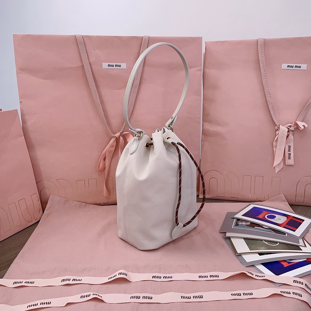 The new canvas bucket bag is made of twill waterproof canvas fabric, which is high-end and practical. It has a signature embroidered micro-logo on the front and a unique colorful woven drawstring at the bag opening. It is absolutely the king of cost-effectiveness. It can be carried by hand or under the armpit, and you can also match the shoulder strap according to your personal preference. It is casual and versatile, with a forged lining, ultra-light, and excellent capacity.