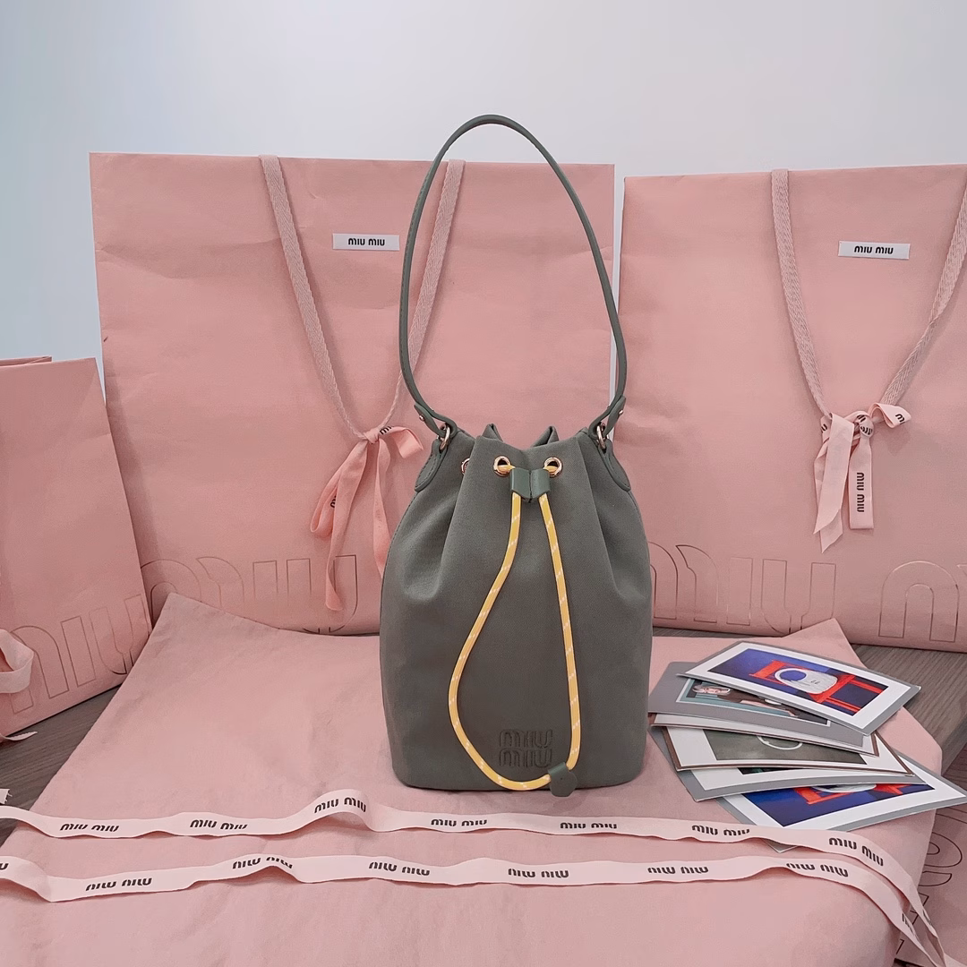 The new canvas bucket bag is made of twill waterproof canvas fabric, which is high-end and practical. It has a signature embroidered micro-logo on the front and a unique colorful woven drawstring at the bag opening. It is absolutely the king of cost-effectiveness. It can be carried by hand or under the armpit, and you can also match the shoulder strap according to your personal preference. It is casual and versatile, with a forged lining, ultra-light, and excellent capacity.
