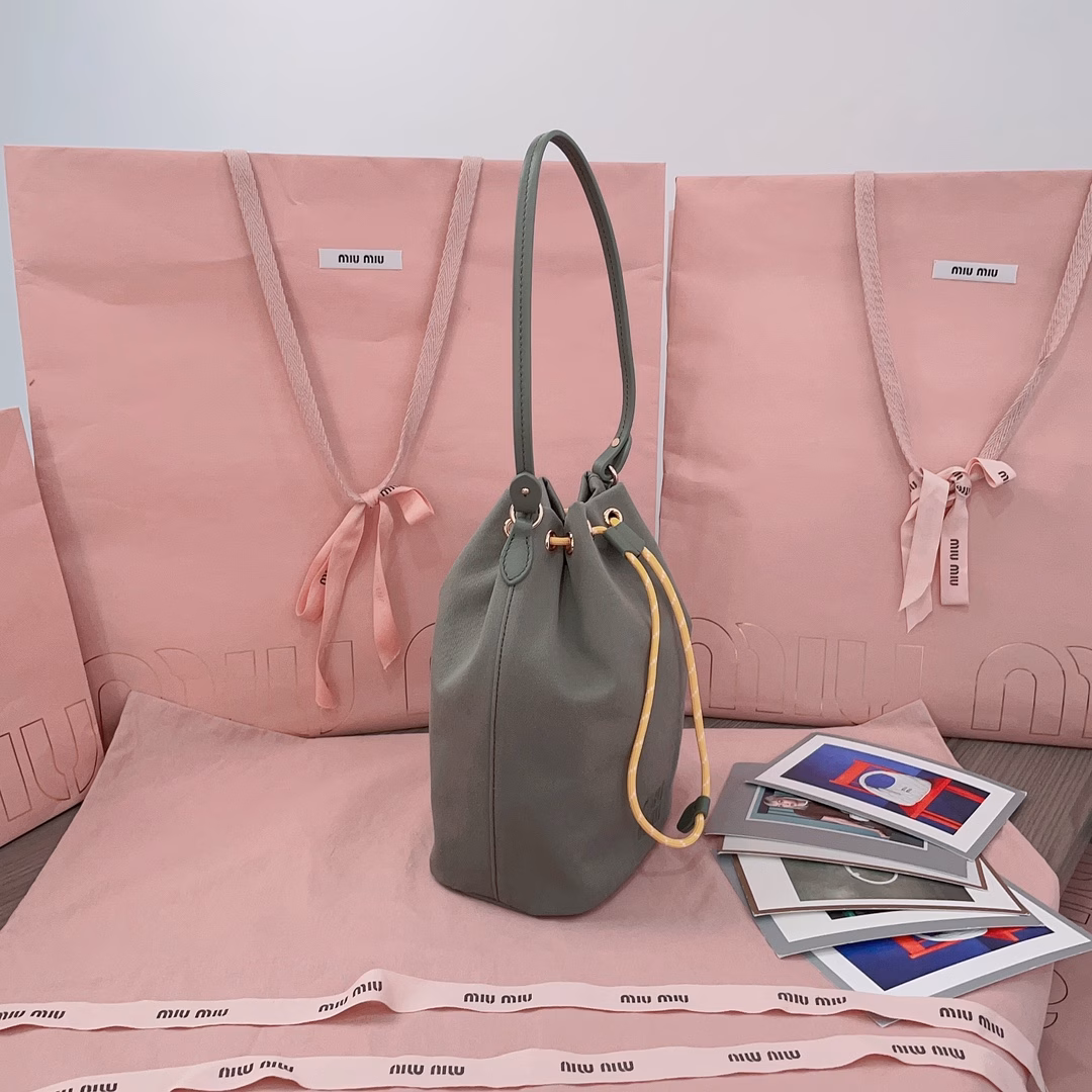 The new canvas bucket bag is made of twill waterproof canvas fabric, which is high-end and practical. It has a signature embroidered micro-logo on the front and a unique colorful woven drawstring at the bag opening. It is absolutely the king of cost-effectiveness. It can be carried by hand or under the armpit, and you can also match the shoulder strap according to your personal preference. It is casual and versatile, with a forged lining, ultra-light, and excellent capacity.