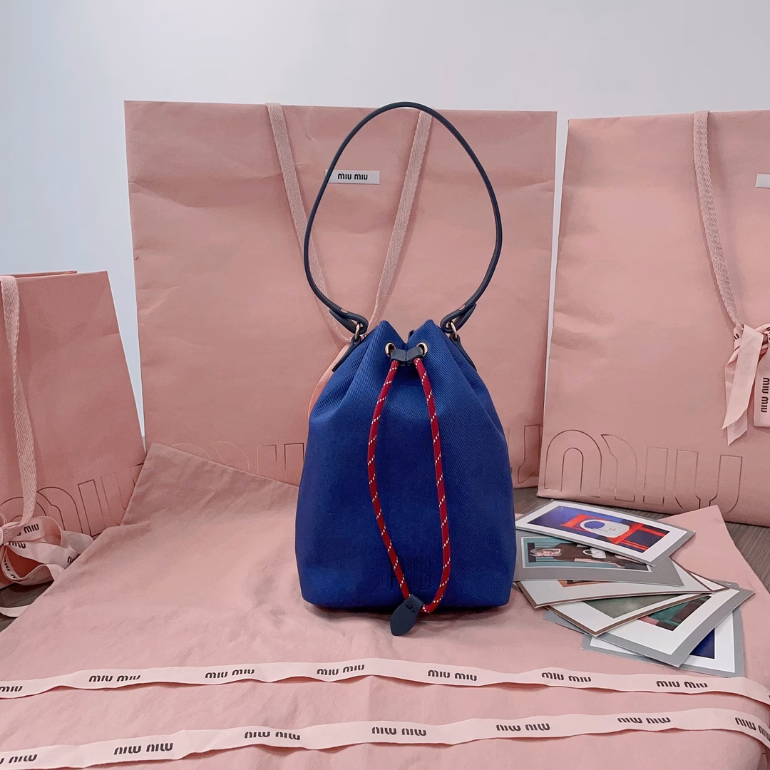 The new canvas bucket bag is made of twill waterproof canvas fabric, which is high-end and practical. It has a signature embroidered micro-logo on the front and a unique colorful woven drawstring at the bag opening. It is absolutely the king of cost-effectiveness. It can be carried by hand or under the armpit, and you can also match the shoulder strap according to your personal preference. It is casual and versatile, with a forged lining, ultra-light, and excellent capacity.