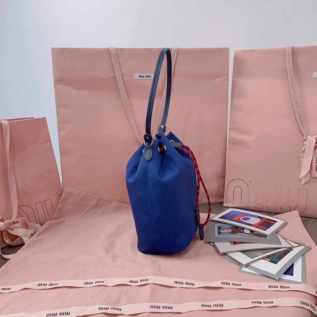 The new canvas bucket bag is made of twill waterproof canvas fabric, which is high-end and practical. It has a signature embroidered micro-logo on the front and a unique colorful woven drawstring at the bag opening. It is absolutely the king of cost-effectiveness. It can be carried by hand or under the armpit, and you can also match the shoulder strap according to your personal preference. It is casual and versatile, with a forged lining, ultra-light, and excellent capacity.