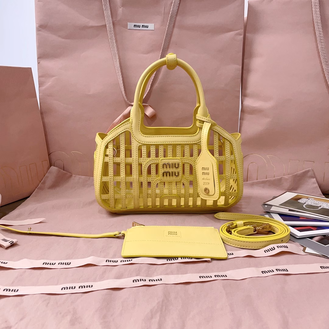 MIUM's new vegetable basket, soft Nappa leather handbag, with exquisite woven patterns and unique structural design, highlights the summer style. The complex craftsmanship reflects the exquisite and elegant beauty of the MIU series. The detachable and adjustable long leather shoulder strap and the zippered small bag pendant inside are highly practical and are an excellent choice for commuting to work, going out for picnics and vacations.