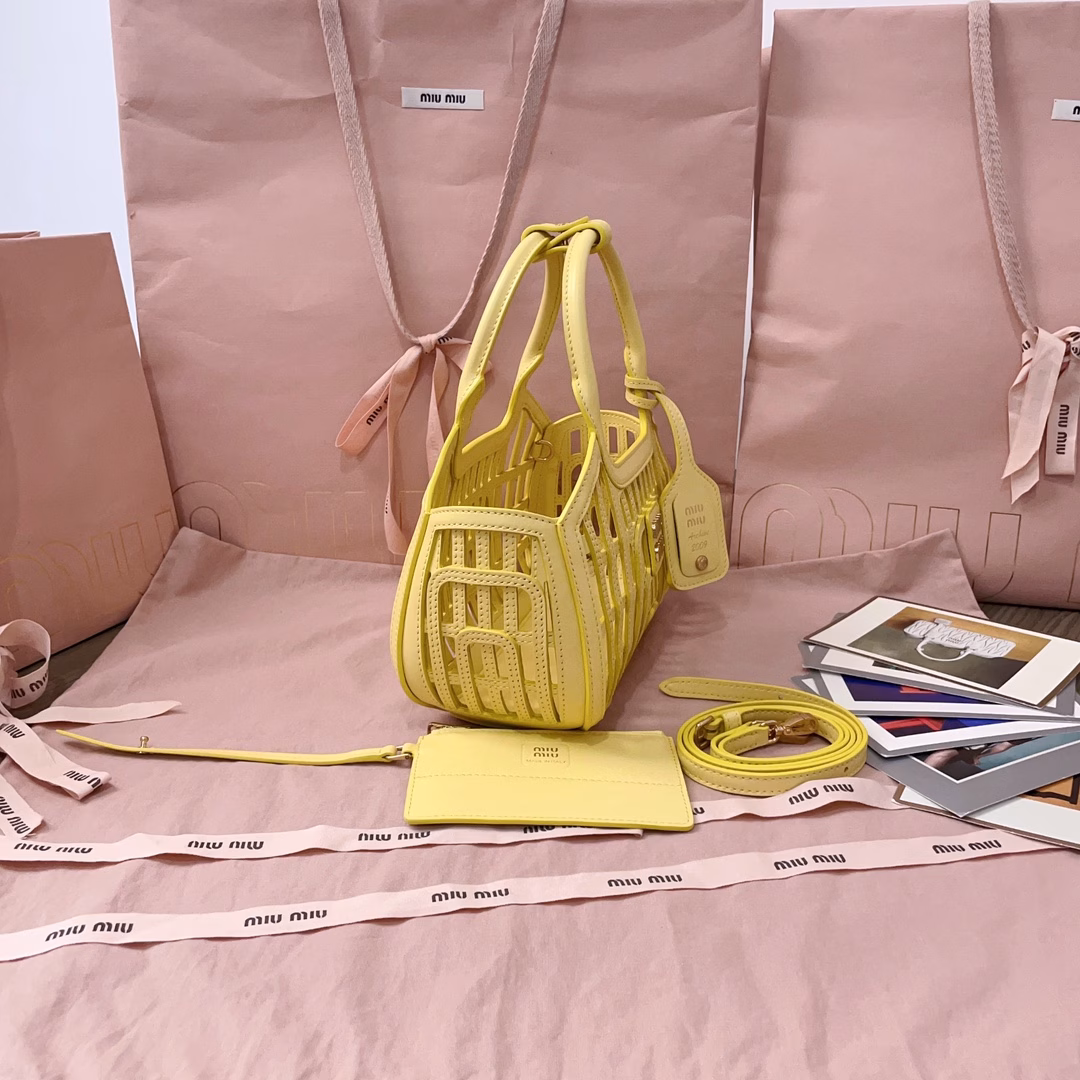 MIUM's new vegetable basket, soft Nappa leather handbag, with exquisite woven patterns and unique structural design, highlights the summer style. The complex craftsmanship reflects the exquisite and elegant beauty of the MIU series. The detachable and adjustable long leather shoulder strap and the zippered small bag pendant inside are highly practical and are an excellent choice for commuting to work, going out for picnics and vacations.