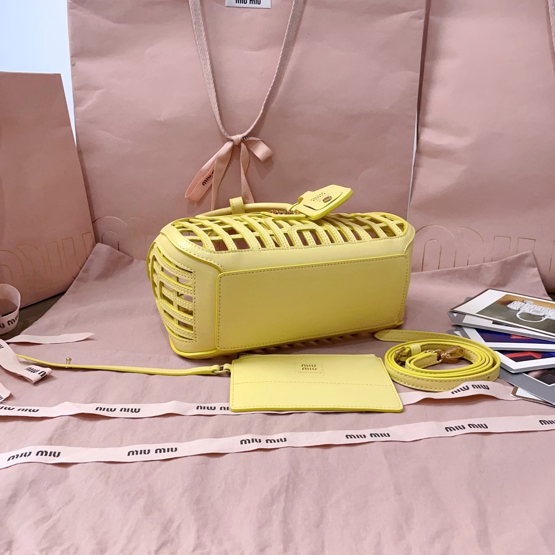 MIUM's new vegetable basket, soft Nappa leather handbag, with exquisite woven patterns and unique structural design, highlights the summer style. The complex craftsmanship reflects the exquisite and elegant beauty of the MIU series. The detachable and adjustable long leather shoulder strap and the zippered small bag pendant inside are highly practical and are an excellent choice for commuting to work, going out for picnics and vacations.